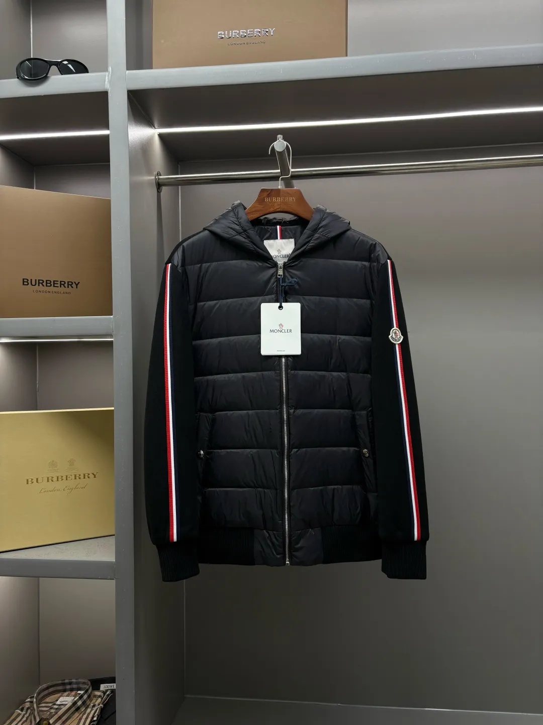 P790 Moncler's new cashmere knitted spliced down jacket [Moncler | The fusion of knitted feathers brings warmth to life] The knitted spliced hooded down jacket reshapes the winter wearing experience with an ingenious structure [Inspirational weaving, flexibility] ▪️Customized accessories at the counter, made one-to-one with the original version ▪️ Drawing on the aesthetics of BUREEKKY three-dimensional tailoring ▪️ Continuing Kathleen Hickman's hand-stitching philosophy When delicate knitting meets light down, the combination of strength and softness interprets the beauty of composite materials [warmth in the harsh winter, light and unbundled] ▫️ 800-fill white goose down, locking in every inch of body temperature ▫️ 5A-grade cashmere blended knit, skin-friendly, breathable and elastic ▫️ Zoned filling technology, enhanced warmth in key areas, soft fit in active areas [Ingenuity in details, unique style] → Hooded three-dimensional cut, fits the neck line, keeps the wind warm → Knitted shoulder splicing improves freedom of movement and says goodbye to tightness → Laser quilting and hand-stitching alternate, every step is marked by craftsmanship → Double-sided pockets, safe and practical without damaging the silhouette Code number: M-XXXL Color: Black Khaki