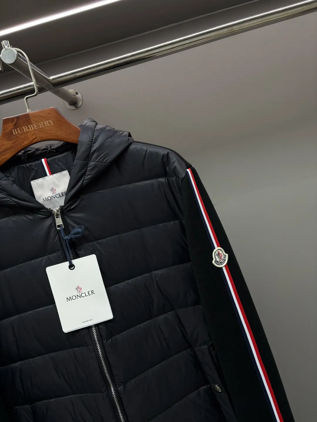 P790 Moncler's new cashmere knitted spliced down jacket [Moncler | The fusion of knitted feathers brings warmth to life] The knitted spliced hooded down jacket reshapes the winter wearing experience with an ingenious structure [Inspirational weaving, flexibility] ▪️Customized accessories at the counter, made one-to-one with the original version ▪️ Drawing on the aesthetics of BUREEKKY three-dimensional tailoring ▪️ Continuing Kathleen Hickman's hand-stitching philosophy When delicate knitting meets light down, the combination of strength and softness interprets the beauty of composite materials [warmth in the harsh winter, light and unbundled] ▫️ 800-fill white goose down, locking in every inch of body temperature ▫️ 5A-grade cashmere blended knit, skin-friendly, breathable and elastic ▫️ Zoned filling technology, enhanced warmth in key areas, soft fit in active areas [Ingenuity in details, unique style] → Hooded three-dimensional cut, fits the neck line, keeps the wind warm → Knitted shoulder splicing improves freedom of movement and says goodbye to tightness → Laser quilting and hand-stitching alternate, every step is marked by craftsmanship → Double-sided pockets, safe and practical without damaging the silhouette Code number: M-XXXL Color: Black Khaki
