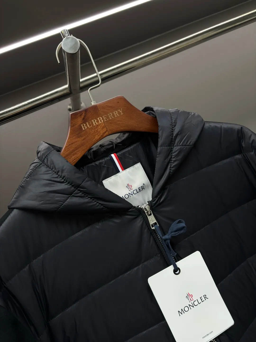 P790 Moncler's new cashmere knitted spliced down jacket [Moncler | The fusion of knitted feathers brings warmth to life] The knitted spliced hooded down jacket reshapes the winter wearing experience with an ingenious structure [Inspirational weaving, flexibility] ▪️Customized accessories at the counter, made one-to-one with the original version ▪️ Drawing on the aesthetics of BUREEKKY three-dimensional tailoring ▪️ Continuing Kathleen Hickman's hand-stitching philosophy When delicate knitting meets light down, the combination of strength and softness interprets the beauty of composite materials [warmth in the harsh winter, light and unbundled] ▫️ 800-fill white goose down, locking in every inch of body temperature ▫️ 5A-grade cashmere blended knit, skin-friendly, breathable and elastic ▫️ Zoned filling technology, enhanced warmth in key areas, soft fit in active areas [Ingenuity in details, unique style] → Hooded three-dimensional cut, fits the neck line, keeps the wind warm → Knitted shoulder splicing improves freedom of movement and says goodbye to tightness → Laser quilting and hand-stitching alternate, every step is marked by craftsmanship → Double-sided pockets, safe and practical without damaging the silhouette Code number: M-XXXL Color: Black Khaki