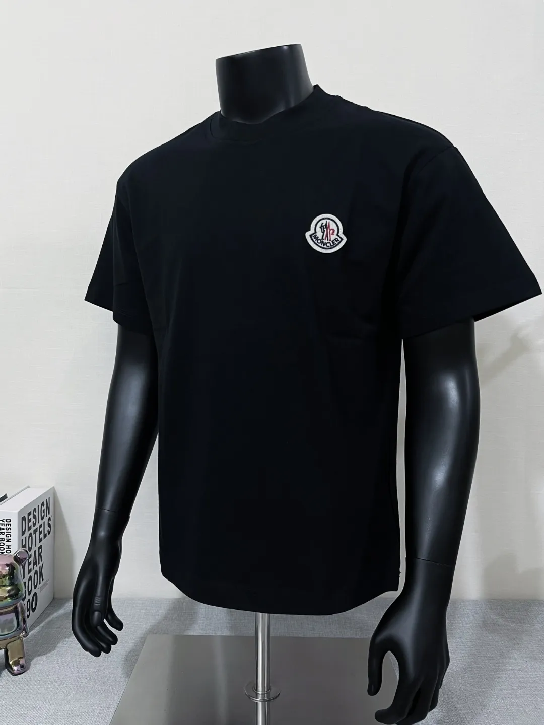 P140 MONCLER classic model is now on sale on the official website; small label embroidery; supports NFC scanning to enter the official website; selects 240g double yarn 100% cotton fabric; exquisite embroidered logo small label on the chest, logo size letter details are consistent with the official website; simple and classic style, versatile, durable and durable, the same style as Internet celebrity stars! Color: black white, size XS-L (can wear up to 200 pounds)