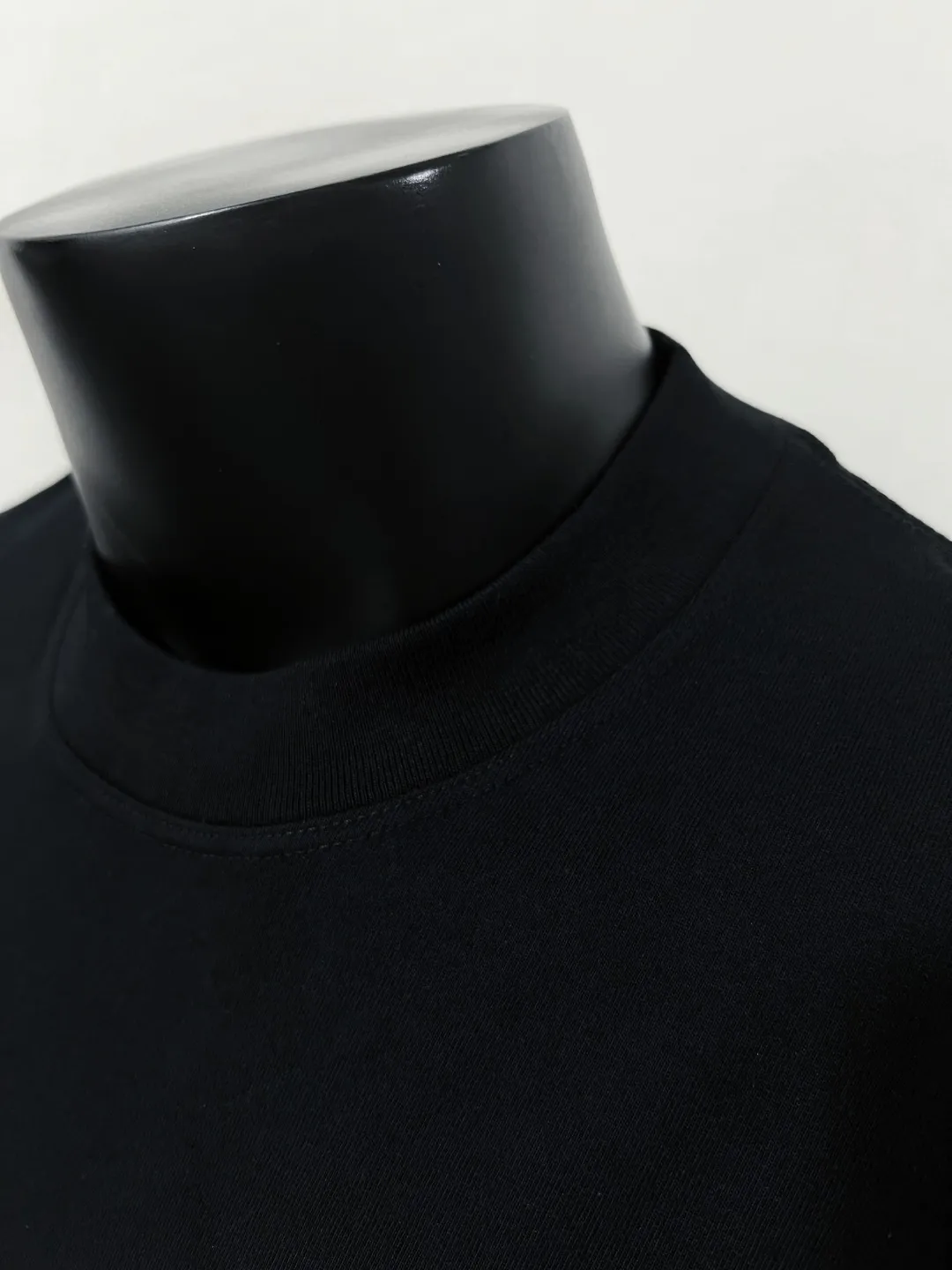 P140 MONCLER classic model is now on sale on the official website; small label embroidery; supports NFC scanning to enter the official website; selects 240g double yarn 100% cotton fabric; exquisite embroidered logo small label on the chest, logo size letter details are consistent with the official website; simple and classic style, versatile, durable and durable, the same style as Internet celebrity stars! Color: black white, size XS-L (can wear up to 200 pounds)