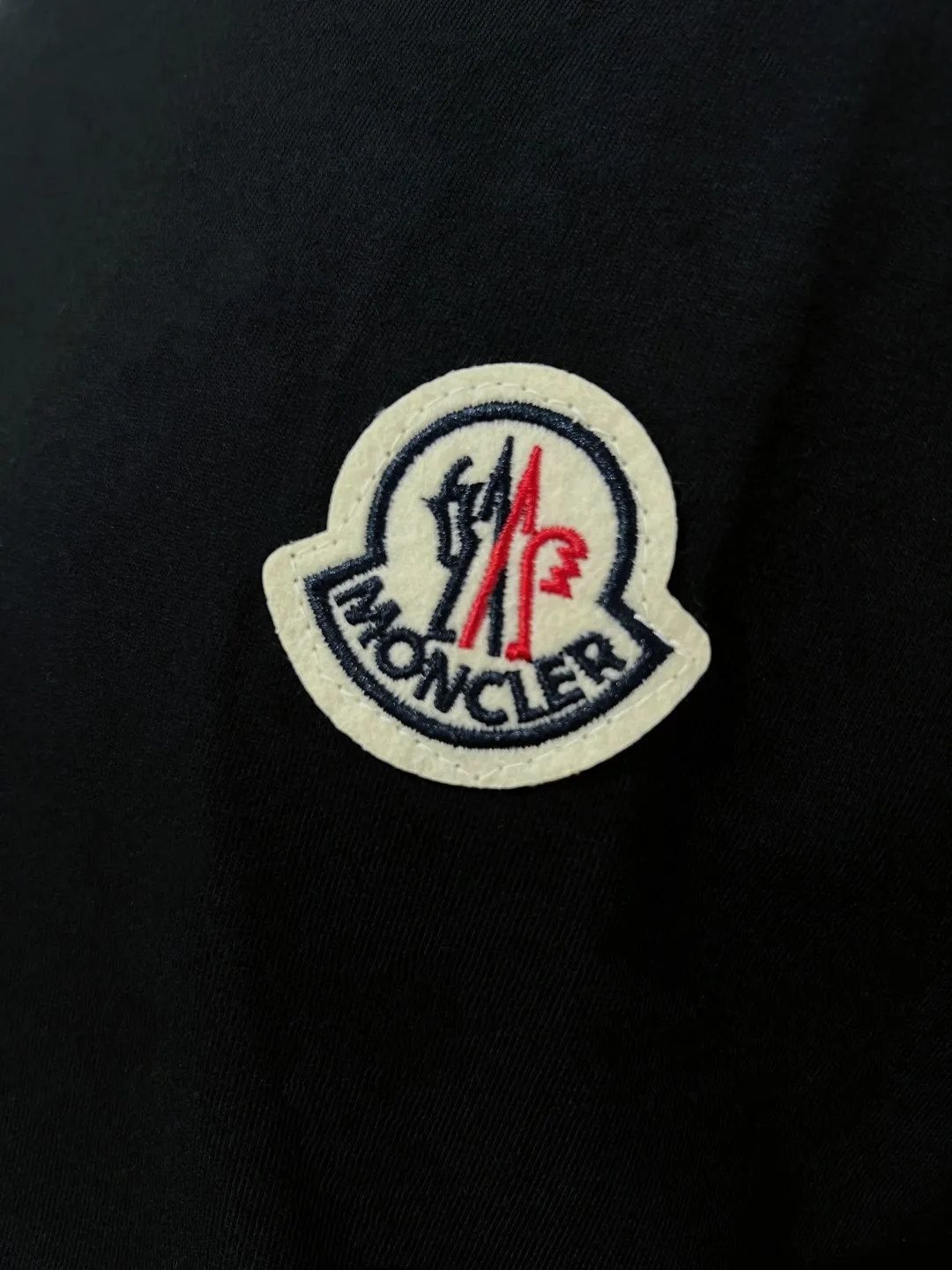 P140 MONCLER classic model is now on sale on the official website; small label embroidery; supports NFC scanning to enter the official website; selects 240g double yarn 100% cotton fabric; exquisite embroidered logo small label on the chest, logo size letter details are consistent with the official website; simple and classic style, versatile, durable and durable, the same style as Internet celebrity stars! Color: black white, size XS-L (can wear up to 200 pounds)