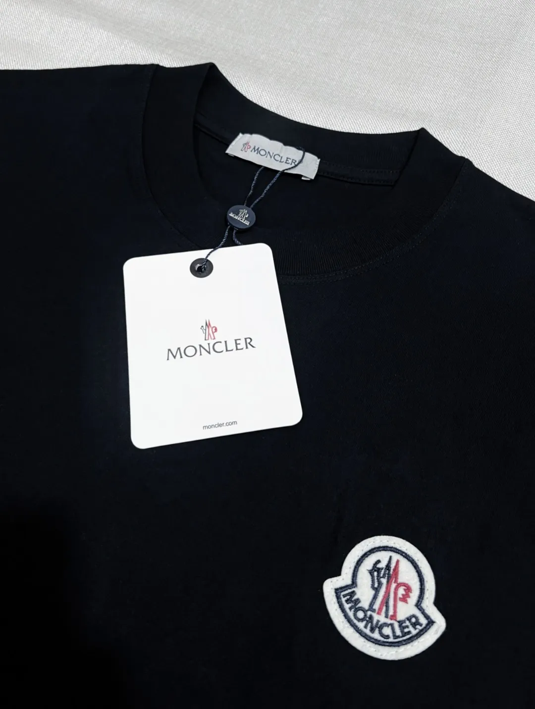 P140 MONCLER classic model is now on sale on the official website; small label embroidery; supports NFC scanning to enter the official website; selects 240g double yarn 100% cotton fabric; exquisite embroidered logo small label on the chest, logo size letter details are consistent with the official website; simple and classic style, versatile, durable and durable, the same style as Internet celebrity stars! Color: black white, size XS-L (can wear up to 200 pounds)