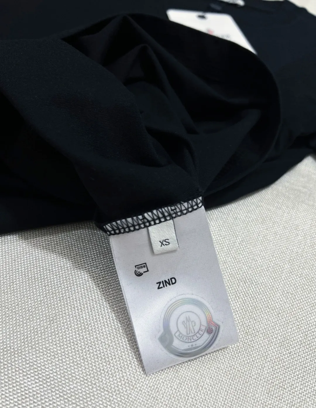 P140 MONCLER classic model is now on sale on the official website; small label embroidery; supports NFC scanning to enter the official website; selects 240g double yarn 100% cotton fabric; exquisite embroidered logo small label on the chest, logo size letter details are consistent with the official website; simple and classic style, versatile, durable and durable, the same style as Internet celebrity stars! Color: black white, size XS-L (can wear up to 200 pounds)