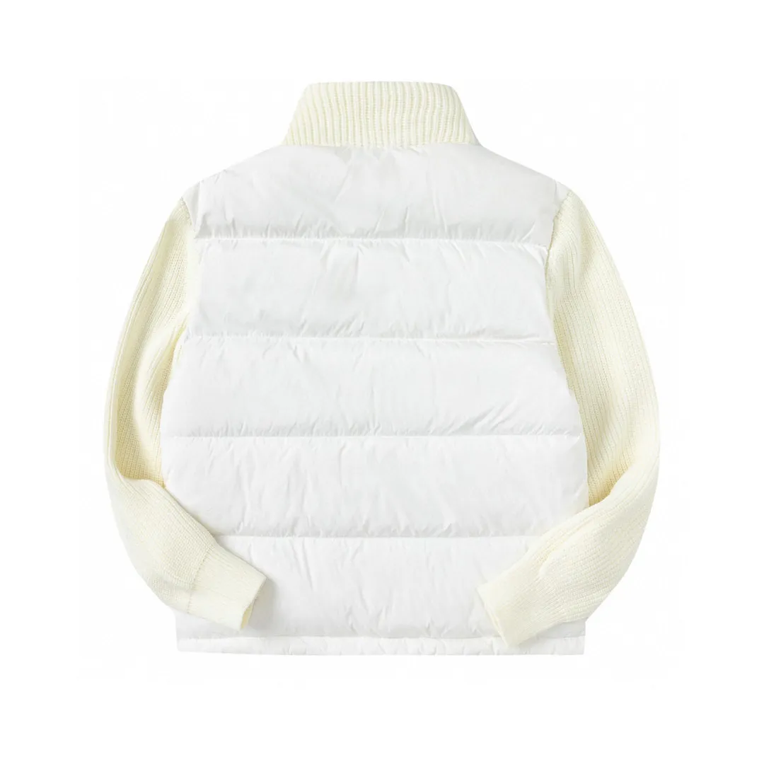 P620 with dust bag) Moncler/muffled stand-up collar knitted splicing down stand-up collar knitted, front piece 90 white duck down upper body is light, comfortable, simple, luxurious, exquisite and fashionable, a high-end luxury item. A style with outstanding temperament, made in classic college style, soft and elegant knitted sleeve splicing design, which further shows the unique style of luxury and retro. The classic logo craftsmanship on the sleeves perfectly highlights the brand performance and recognition of this style. The stand-up collar is designed to fit a straight fit, with a zipper closure. The front panel is m knitted with 90 down filling. The splices are made of wool. The sleeves are decorated with patch badges. The stand-up collar is zippered. The double side pockets are designed to be practical and convenient! The overall shape configuration is also biased towards a slim fit to create an upper body that can better modify the lines and beauty of the body shape. It naturally has a high-end tone in every gesture. The sleeves are made of knitted material, which combines comfort and style, and coexists elegance and nobility. The stitching adopts the first line and then separate down filling technology, and the craftsmanship is very sophisticated to prevent down escaping! The four-layer inner liner further reduces the possibility of down drilling on the inside! It truly locks the down and the temperature! High-quality down! European standard 90 down standard! Filling, down filling, and feel are all excellent! Color: black/white Size: S M L XL