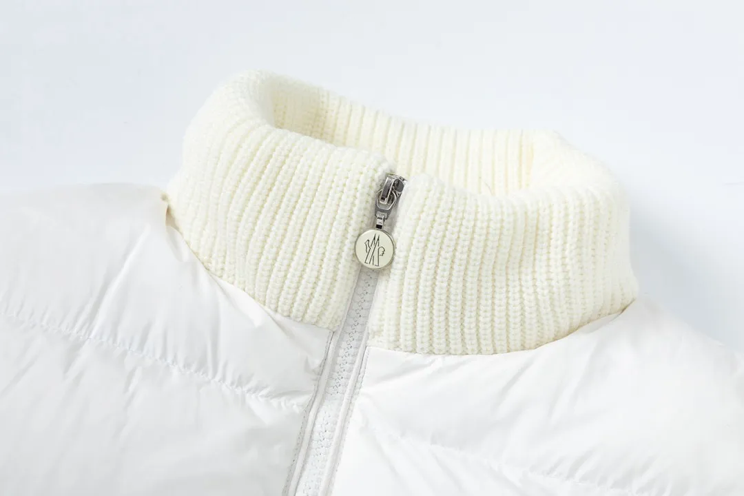 P620 with dust bag) Moncler/muffled stand-up collar knitted splicing down stand-up collar knitted, front piece 90 white duck down upper body is light, comfortable, simple, luxurious, exquisite and fashionable, a high-end luxury item. A style with outstanding temperament, made in classic college style, soft and elegant knitted sleeve splicing design, which further shows the unique style of luxury and retro. The classic logo craftsmanship on the sleeves perfectly highlights the brand performance and recognition of this style. The stand-up collar is designed to fit a straight fit, with a zipper closure. The front panel is m knitted with 90 down filling. The splices are made of wool. The sleeves are decorated with patch badges. The stand-up collar is zippered. The double side pockets are designed to be practical and convenient! The overall shape configuration is also biased towards a slim fit to create an upper body that can better modify the lines and beauty of the body shape. It naturally has a high-end tone in every gesture. The sleeves are made of knitted material, which combines comfort and style, and coexists elegance and nobility. The stitching adopts the first line and then separate down filling technology, and the craftsmanship is very sophisticated to prevent down escaping! The four-layer inner liner further reduces the possibility of down drilling on the inside! It truly locks the down and the temperature! High-quality down! European standard 90 down standard! Filling, down filling, and feel are all excellent! Color: black/white Size: S M L XL