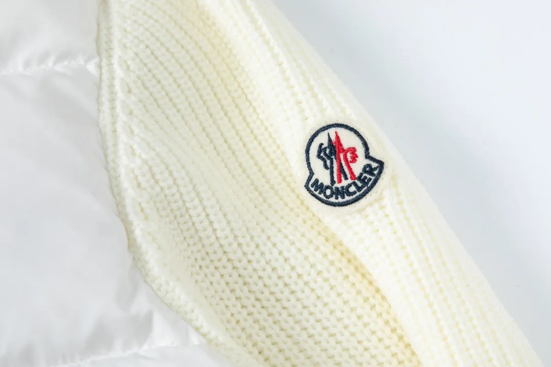 P620 with dust bag) Moncler/muffled stand-up collar knitted splicing down stand-up collar knitted, front piece 90 white duck down upper body is light, comfortable, simple, luxurious, exquisite and fashionable, a high-end luxury item. A style with outstanding temperament, made in classic college style, soft and elegant knitted sleeve splicing design, which further shows the unique style of luxury and retro. The classic logo craftsmanship on the sleeves perfectly highlights the brand performance and recognition of this style. The stand-up collar is designed to fit a straight fit, with a zipper closure. The front panel is m knitted with 90 down filling. The splices are made of wool. The sleeves are decorated with patch badges. The stand-up collar is zippered. The double side pockets are designed to be practical and convenient! The overall shape configuration is also biased towards a slim fit to create an upper body that can better modify the lines and beauty of the body shape. It naturally has a high-end tone in every gesture. The sleeves are made of knitted material, which combines comfort and style, and coexists elegance and nobility. The stitching adopts the first line and then separate down filling technology, and the craftsmanship is very sophisticated to prevent down escaping! The four-layer inner liner further reduces the possibility of down drilling on the inside! It truly locks the down and the temperature! High-quality down! European standard 90 down standard! Filling, down filling, and feel are all excellent! Color: black/white Size: S M L XL