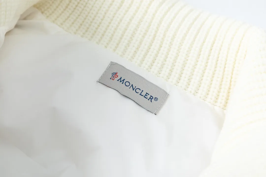 P620 with dust bag) Moncler/muffled stand-up collar knitted splicing down stand-up collar knitted, front piece 90 white duck down upper body is light, comfortable, simple, luxurious, exquisite and fashionable, a high-end luxury item. A style with outstanding temperament, made in classic college style, soft and elegant knitted sleeve splicing design, which further shows the unique style of luxury and retro. The classic logo craftsmanship on the sleeves perfectly highlights the brand performance and recognition of this style. The stand-up collar is designed to fit a straight fit, with a zipper closure. The front panel is m knitted with 90 down filling. The splices are made of wool. The sleeves are decorated with patch badges. The stand-up collar is zippered. The double side pockets are designed to be practical and convenient! The overall shape configuration is also biased towards a slim fit to create an upper body that can better modify the lines and beauty of the body shape. It naturally has a high-end tone in every gesture. The sleeves are made of knitted material, which combines comfort and style, and coexists elegance and nobility. The stitching adopts the first line and then separate down filling technology, and the craftsmanship is very sophisticated to prevent down escaping! The four-layer inner liner further reduces the possibility of down drilling on the inside! It truly locks the down and the temperature! High-quality down! European standard 90 down standard! Filling, down filling, and feel are all excellent! Color: black/white Size: S M L XL