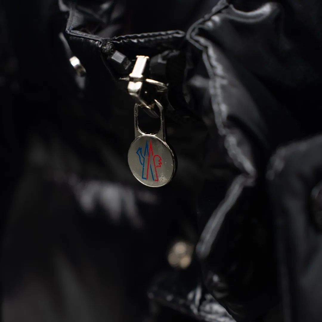 P720 MONCLER丨Mongolian 70th Anniversary Pocket Sleeve Double Label Hooded Down Jacket Color: Black Size: 1-5