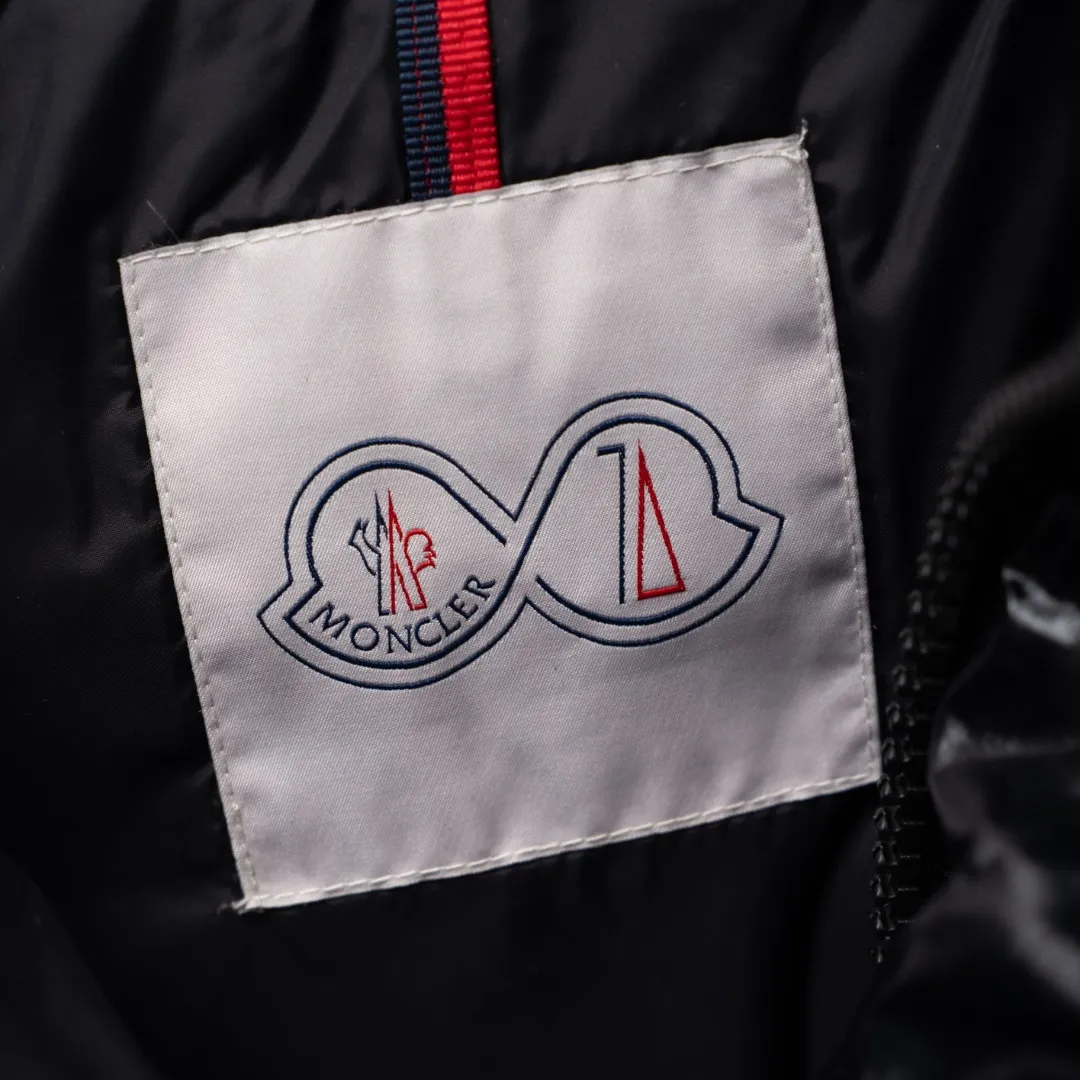 P720 MONCLER丨Mongolian 70th Anniversary Pocket Sleeve Double Label Hooded Down Jacket Color: Black Size: 1-5