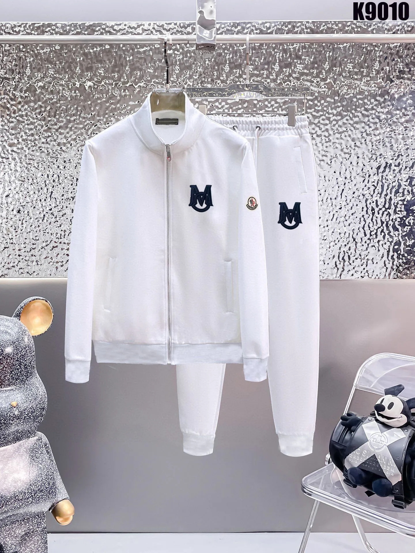 P400 [MONCLER] (Gospel for Fatty) hot-selling suit is coming. Focus on the original version of the official website. 2025 new hot-selling cardigan and sweatshirt suit. The original order is the best product🇭🇰. It is the meticulous work of top designers. It has a fitting and perfect upper body effect. All-natural high-quality Roman cotton 100%, close-fitting comfort, noble and elegant! Original hardware embodies elegance and nobility! Counter size: M-5XL (maximum wear up to 220 pounds)