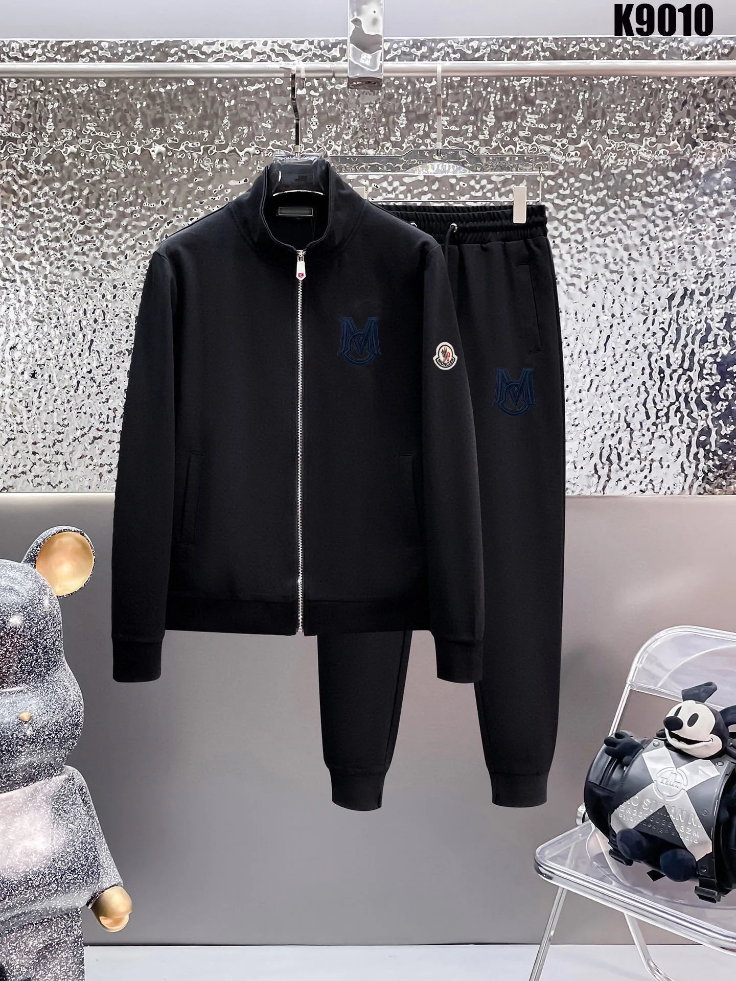 P400 [MONCLER] (Gospel for Fatty) hot-selling suit is coming. Focus on the original version of the official website. 2025 new hot-selling cardigan and sweatshirt suit. The original order is the best product🇭🇰. It is the meticulous work of top designers. It has a fitting and perfect upper body effect. All-natural high-quality Roman cotton 100%, close-fitting comfort, noble and elegant! Original hardware embodies elegance and nobility! Counter size: M-5XL (maximum wear up to 220 pounds)