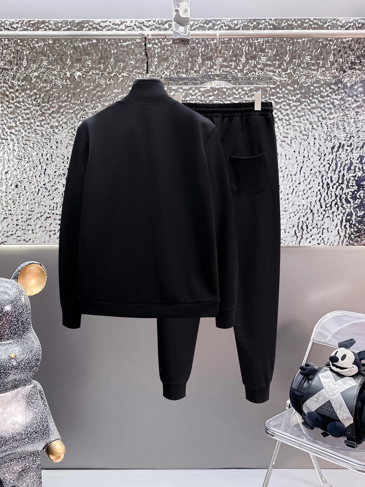P400 [MONCLER] (Gospel for Fatty) hot-selling suit is coming. Focus on the original version of the official website. 2025 new hot-selling cardigan and sweatshirt suit. The original order is the best product🇭🇰. It is the meticulous work of top designers. It has a fitting and perfect upper body effect. All-natural high-quality Roman cotton 100%, close-fitting comfort, noble and elegant! Original hardware embodies elegance and nobility! Counter size: M-5XL (maximum wear up to 220 pounds)
