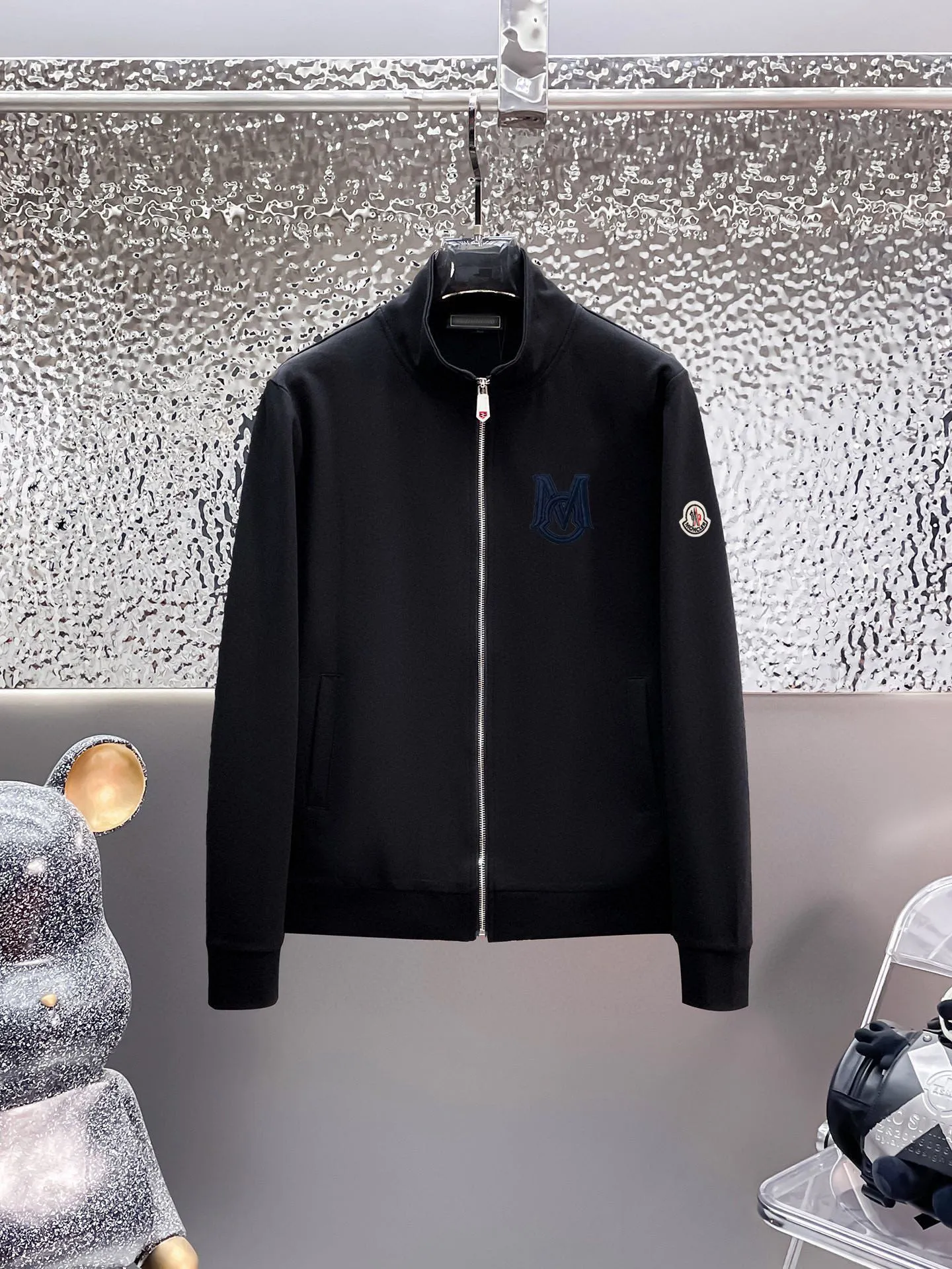 P400 [MONCLER] (Gospel for Fatty) hot-selling suit is coming. Focus on the original version of the official website. 2025 new hot-selling cardigan and sweatshirt suit. The original order is the best product🇭🇰. It is the meticulous work of top designers. It has a fitting and perfect upper body effect. All-natural high-quality Roman cotton 100%, close-fitting comfort, noble and elegant! Original hardware embodies elegance and nobility! Counter size: M-5XL (maximum wear up to 220 pounds)