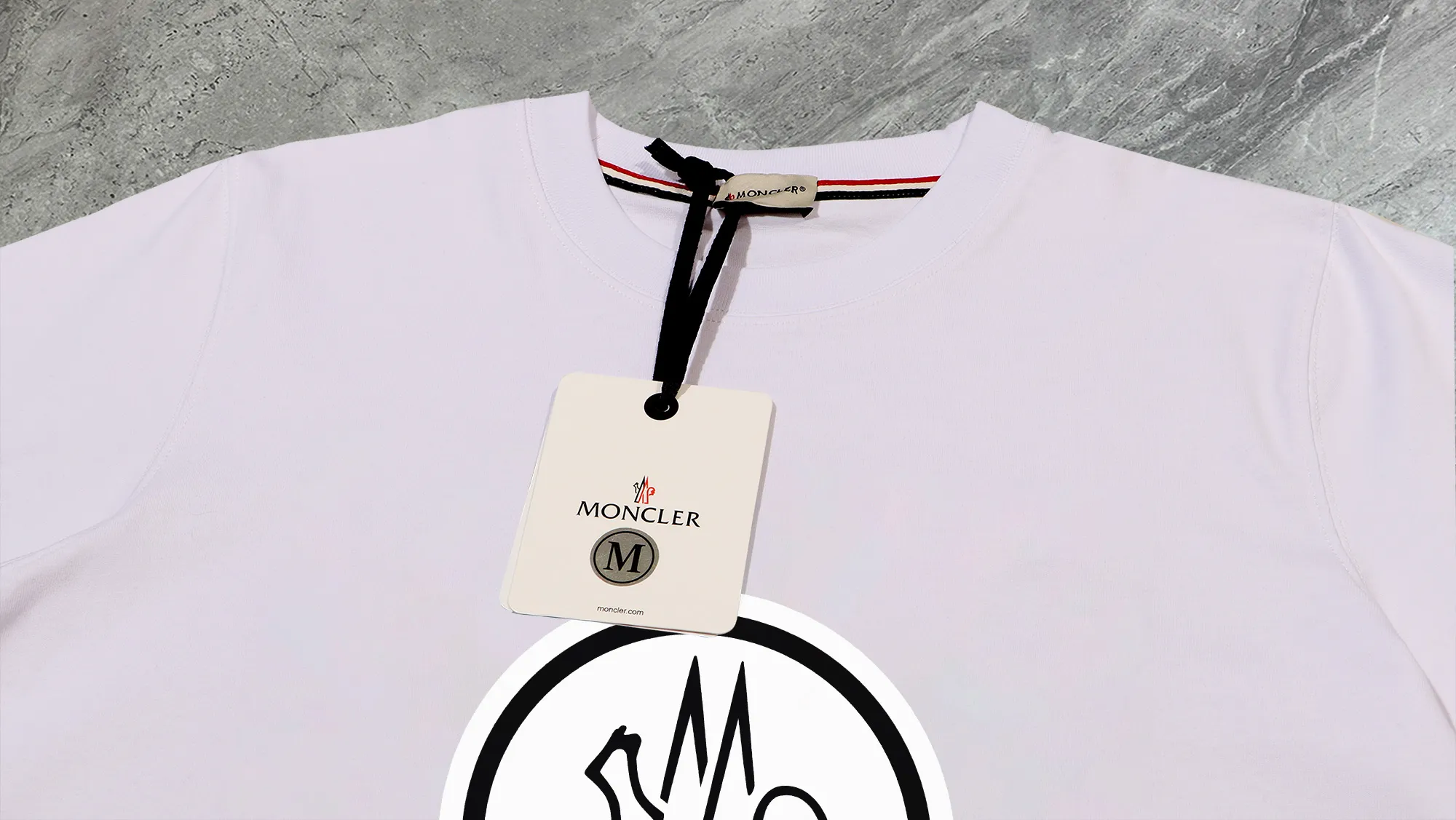 P140 💰Upgraded version "Mobile phone smart sensor ~ NFC chip armband ~ direct access to the official website for anti-counterfeiting" "Moncler ~ Mouth Mouth" 2025 new high-quality round neck short-sleeved T-shirt. The cuffs have imported embroidered labels. Customized dyeing, very comfortable to touch. Super versatile and good-looking short-sleeved. Complete with three labels. Non-market ordinary version. Feel free to compare. Quality is absolutely guaranteed! ‼ First of all, this original fabric is all custom-woven with 32-count double yarn fabric, 250G, and the weight is the same‼ Fine workmanship, double waistcoat method, double waistcoat method, double waistcoat method makes the whole dress more three-dimensional, which is not a craft that ordinary T-shirts can achieve🤪 Size: S-M-L-XL-2XL Color: black, white, apricot, same style for men and women