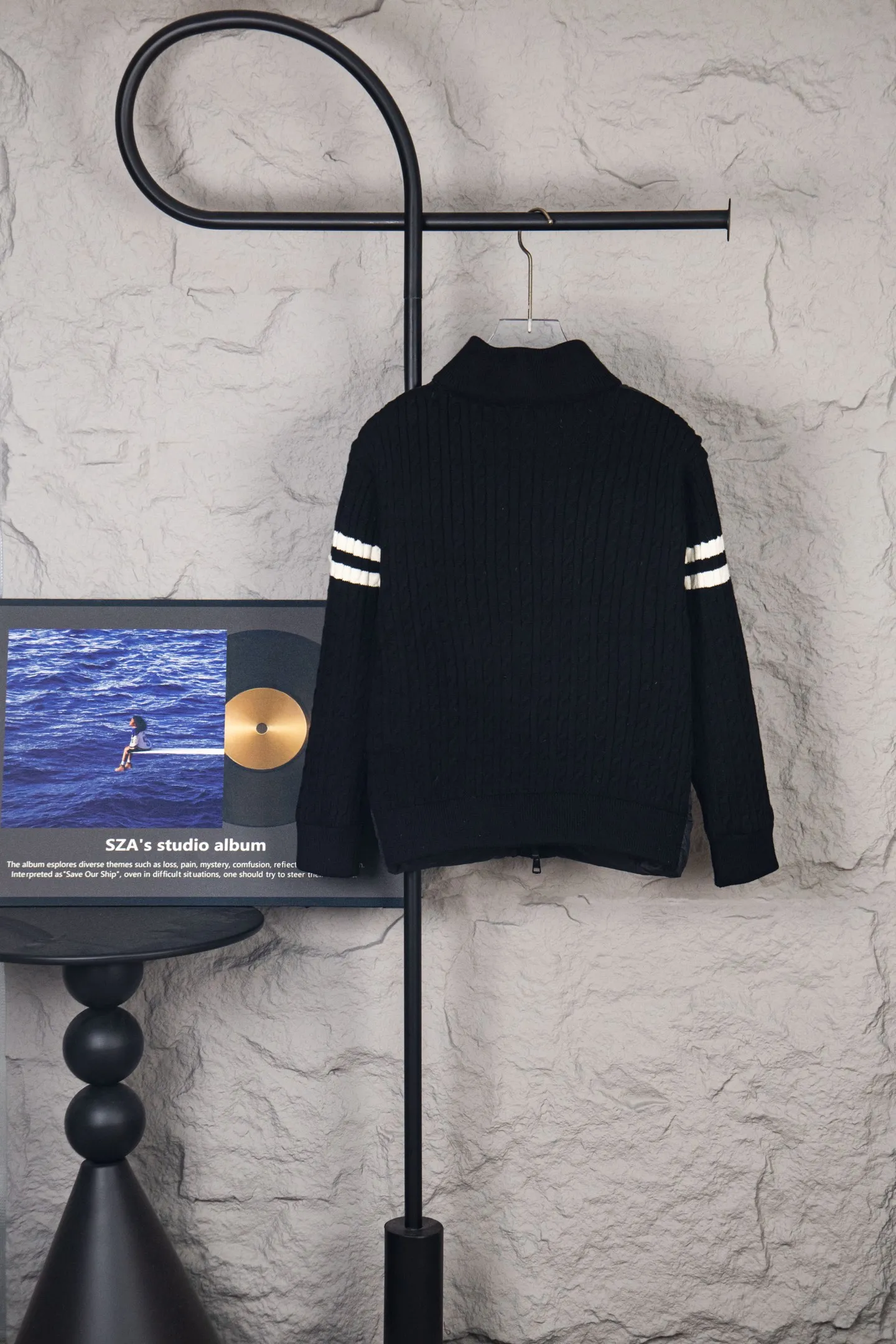 P620 Premium Edition Moncler Cardigan Men's Down Padded Wool and Cashmere Zip Cardigan. Made from a luxurious wool and cashmere blend, this men's padded cardigan can be worn as an outer layer in warmer weather. Packaging Updated (This cardigan is made from wool and cashmere and filled with warm down. It has a zippered silhouette and a knitted turtleneck for extra protection from the elements. A lightweight knit piece with soft leather trim. Details Made from a wool and cashmere blend •Micro chic nylon lining •Down-filled front •Double knit •12 gauge •Zip closure •Zip pockets •Fleece felt patch logo Size: 1-5. Black Gray