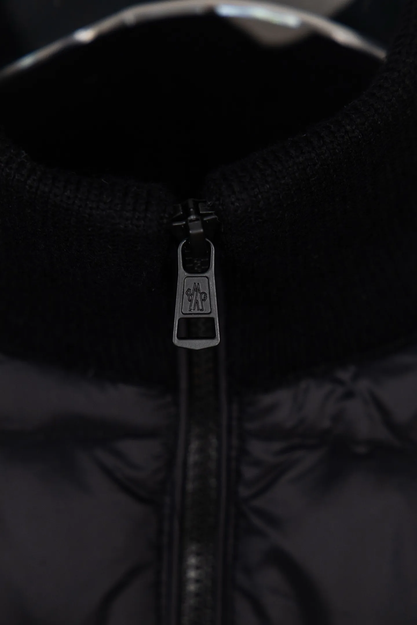 P620 Premium Edition Moncler Cardigan Men's Down Padded Wool and Cashmere Zip Cardigan. Made from a luxurious wool and cashmere blend, this men's padded cardigan can be worn as an outer layer in warmer weather. Packaging Updated (This cardigan is made from wool and cashmere and filled with warm down. It has a zippered silhouette and a knitted turtleneck for extra protection from the elements. A lightweight knit piece with soft leather trim. Details Made from a wool and cashmere blend •Micro chic nylon lining •Down-filled front •Double knit •12 gauge •Zip closure •Zip pockets •Fleece felt patch logo Size: 1-5. Black Gray