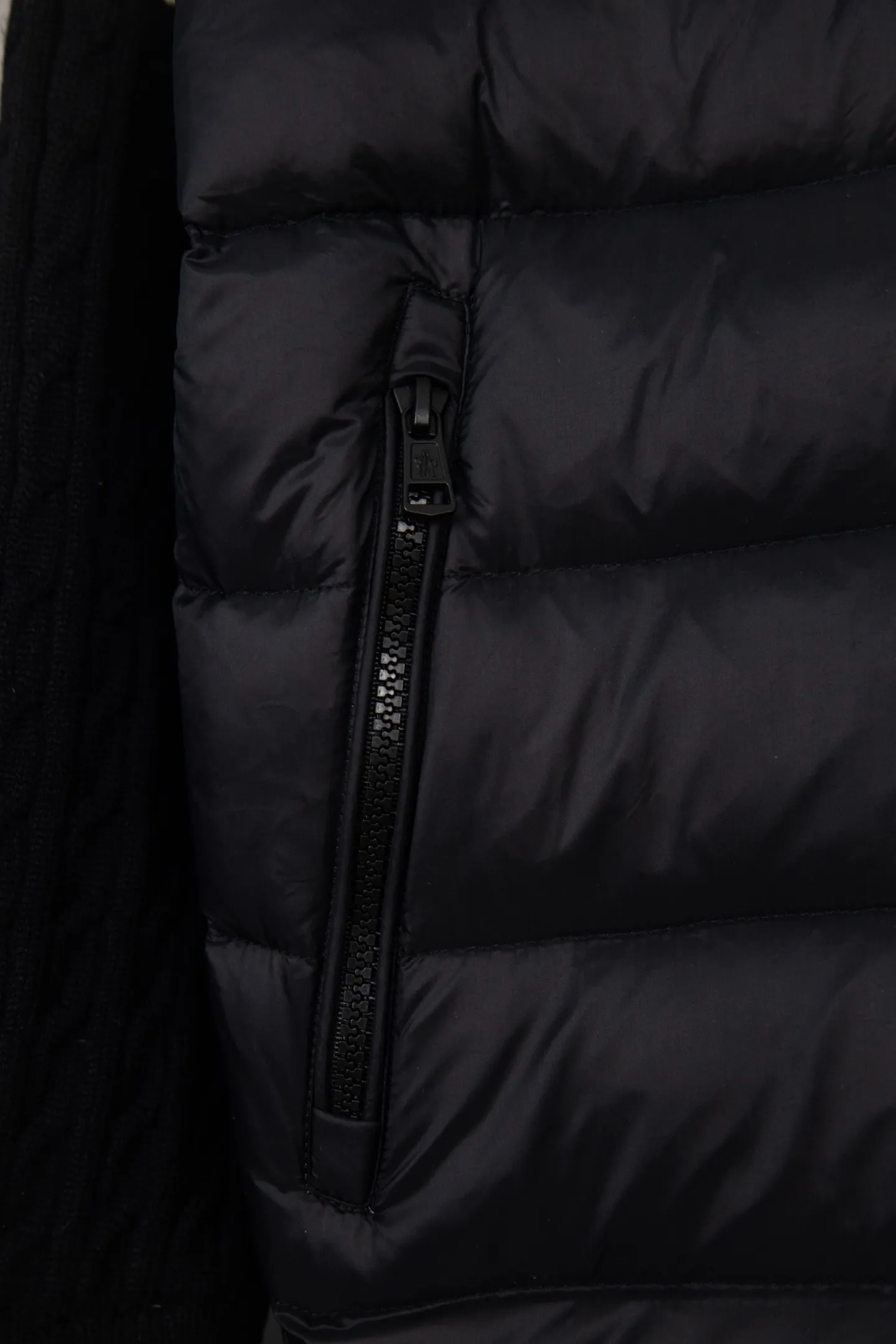 P620 Premium Edition Moncler Cardigan Men's Down Padded Wool and Cashmere Zip Cardigan. Made from a luxurious wool and cashmere blend, this men's padded cardigan can be worn as an outer layer in warmer weather. Packaging Updated (This cardigan is made from wool and cashmere and filled with warm down. It has a zippered silhouette and a knitted turtleneck for extra protection from the elements. A lightweight knit piece with soft leather trim. Details Made from a wool and cashmere blend •Micro chic nylon lining •Down-filled front •Double knit •12 gauge •Zip closure •Zip pockets •Fleece felt patch logo Size: 1-5. Black Gray