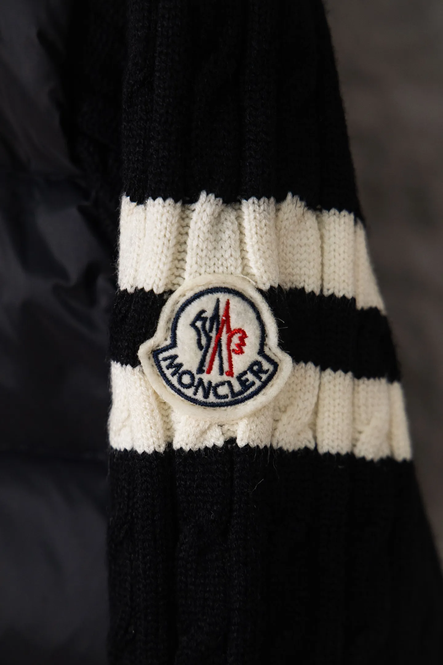 P620 Premium Edition Moncler Cardigan Men's Down Padded Wool and Cashmere Zip Cardigan. Made from a luxurious wool and cashmere blend, this men's padded cardigan can be worn as an outer layer in warmer weather. Packaging Updated (This cardigan is made from wool and cashmere and filled with warm down. It has a zippered silhouette and a knitted turtleneck for extra protection from the elements. A lightweight knit piece with soft leather trim. Details Made from a wool and cashmere blend •Micro chic nylon lining •Down-filled front •Double knit •12 gauge •Zip closure •Zip pockets •Fleece felt patch logo Size: 1-5. Black Gray