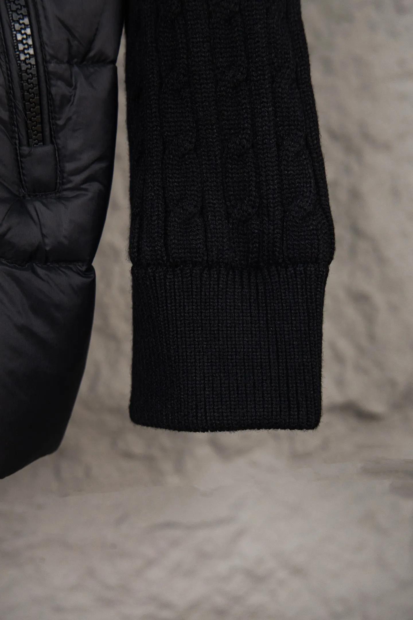 P620 Premium Edition Moncler Cardigan Men's Down Padded Wool and Cashmere Zip Cardigan. Made from a luxurious wool and cashmere blend, this men's padded cardigan can be worn as an outer layer in warmer weather. Packaging Updated (This cardigan is made from wool and cashmere and filled with warm down. It has a zippered silhouette and a knitted turtleneck for extra protection from the elements. A lightweight knit piece with soft leather trim. Details Made from a wool and cashmere blend •Micro chic nylon lining •Down-filled front •Double knit •12 gauge •Zip closure •Zip pockets •Fleece felt patch logo Size: 1-5. Black Gray