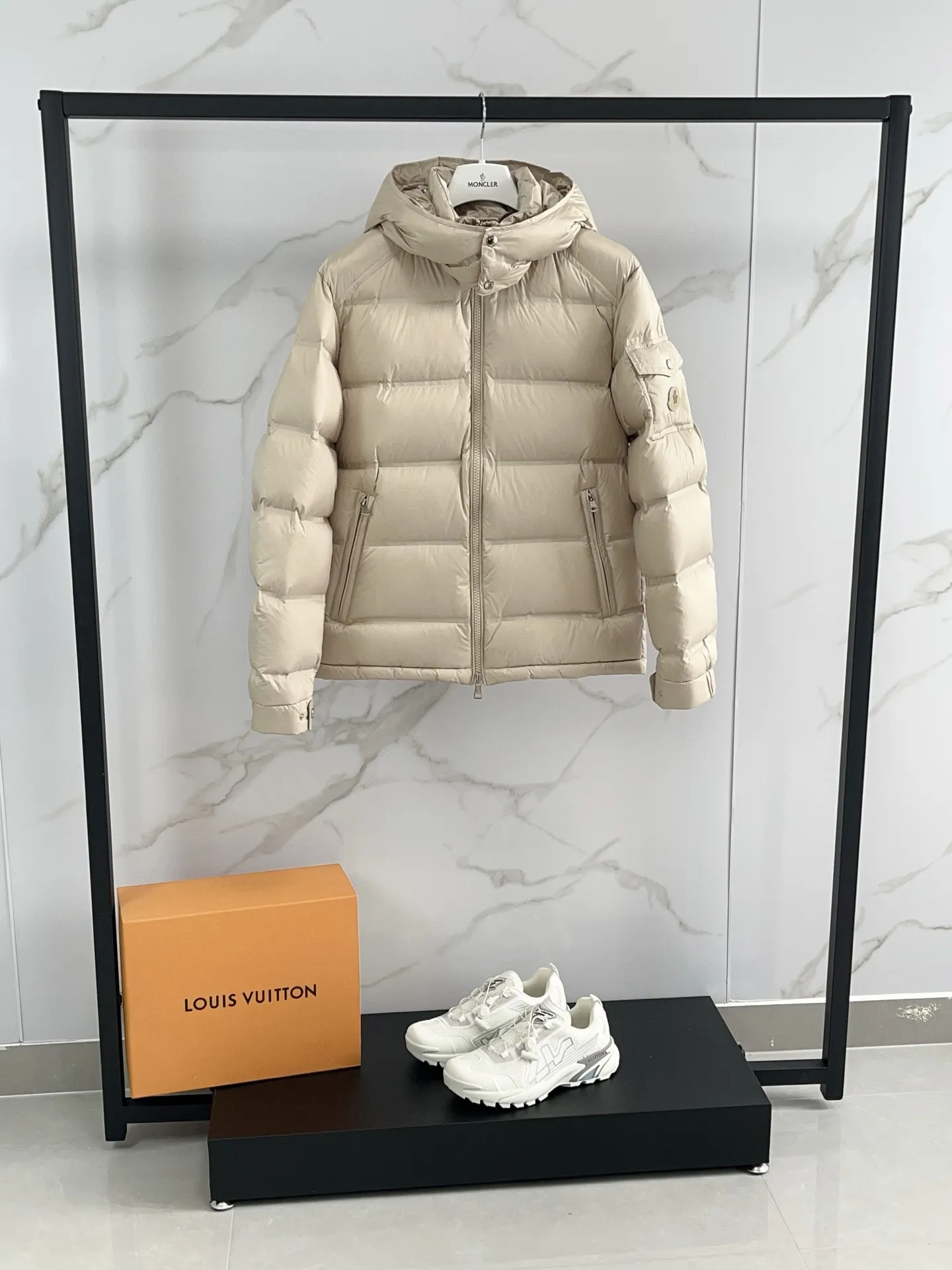 P1040 ❤️🆕𝑴𝒐𝒏𝒄𝒍𝒆𝒓｜Moncler 𝟮𝟬𝟮5 new autumn and winter products｜Matte New Maya Down Jacket Original 1:1 customized hardware accessories are all imported and original customized. Counter comparison is welcome. Absolutely high quality. Made of top 90 white goose down. Super soft. Full and fluffy, super heavy-duty, the fabric is well-crafted and has a perfect fit. Note: the fabric is super comfortable. Exclusive model. Non-market product. Same style for men and women. Color: black, navy blue, off-white. Size: 1-5. Buy now👉