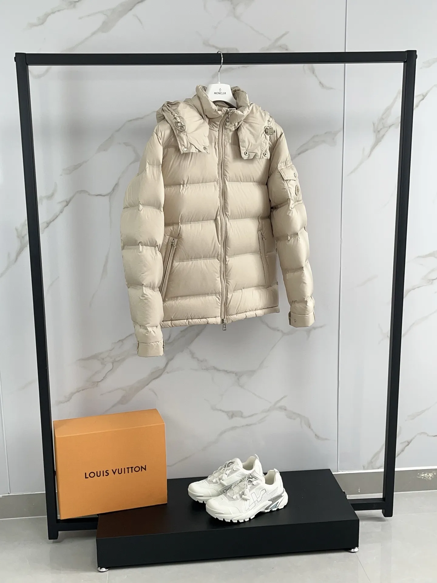P1040 ❤️🆕𝑴𝒐𝒏𝒄𝒍𝒆𝒓｜Moncler 𝟮𝟬𝟮5 new autumn and winter products｜Matte New Maya Down Jacket Original 1:1 customized hardware accessories are all imported and original customized. Counter comparison is welcome. Absolutely high quality. Made of top 90 white goose down. Super soft. Full and fluffy, super heavy-duty, the fabric is well-crafted and has a perfect fit. Note: the fabric is super comfortable. Exclusive model. Non-market product. Same style for men and women. Color: black, navy blue, off-white. Size: 1-5. Buy now👉