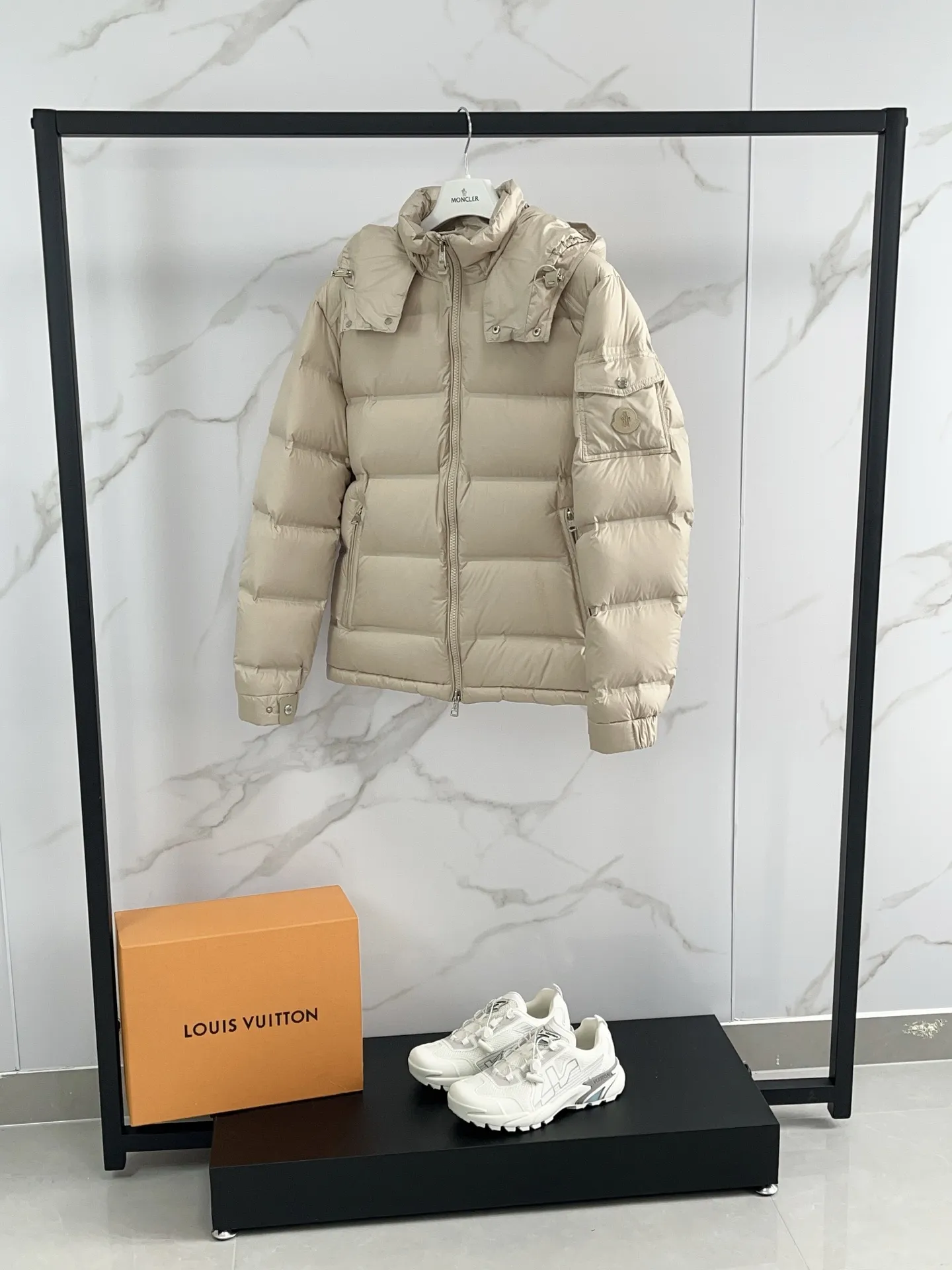 P1040 ❤️🆕𝑴𝒐𝒏𝒄𝒍𝒆𝒓｜Moncler 𝟮𝟬𝟮5 new autumn and winter products｜Matte New Maya Down Jacket Original 1:1 customized hardware accessories are all imported and original customized. Counter comparison is welcome. Absolutely high quality. Made of top 90 white goose down. Super soft. Full and fluffy, super heavy-duty, the fabric is well-crafted and has a perfect fit. Note: the fabric is super comfortable. Exclusive model. Non-market product. Same style for men and women. Color: black, navy blue, off-white. Size: 1-5. Buy now👉