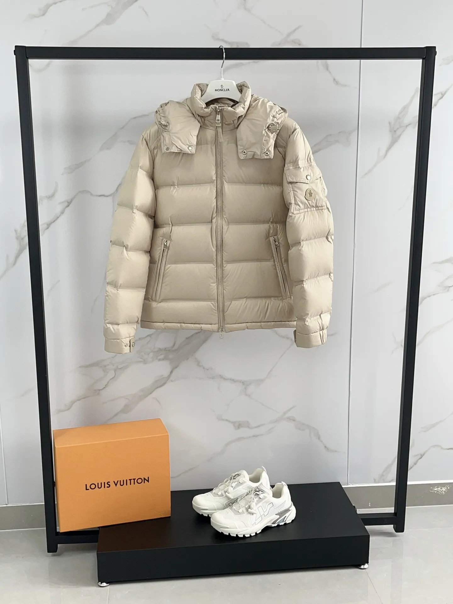 P1040 ❤️🆕𝑴𝒐𝒏𝒄𝒍𝒆𝒓｜Moncler 𝟮𝟬𝟮5 new autumn and winter products｜Matte New Maya Down Jacket Original 1:1 customized hardware accessories are all imported and original customized. Counter comparison is welcome. Absolutely high quality. Made of top 90 white goose down. Super soft. Full and fluffy, super heavy-duty, the fabric is well-crafted and has a perfect fit. Note: the fabric is super comfortable. Exclusive model. Non-market product. Same style for men and women. Color: black, navy blue, off-white. Size: 1-5. Buy now👉