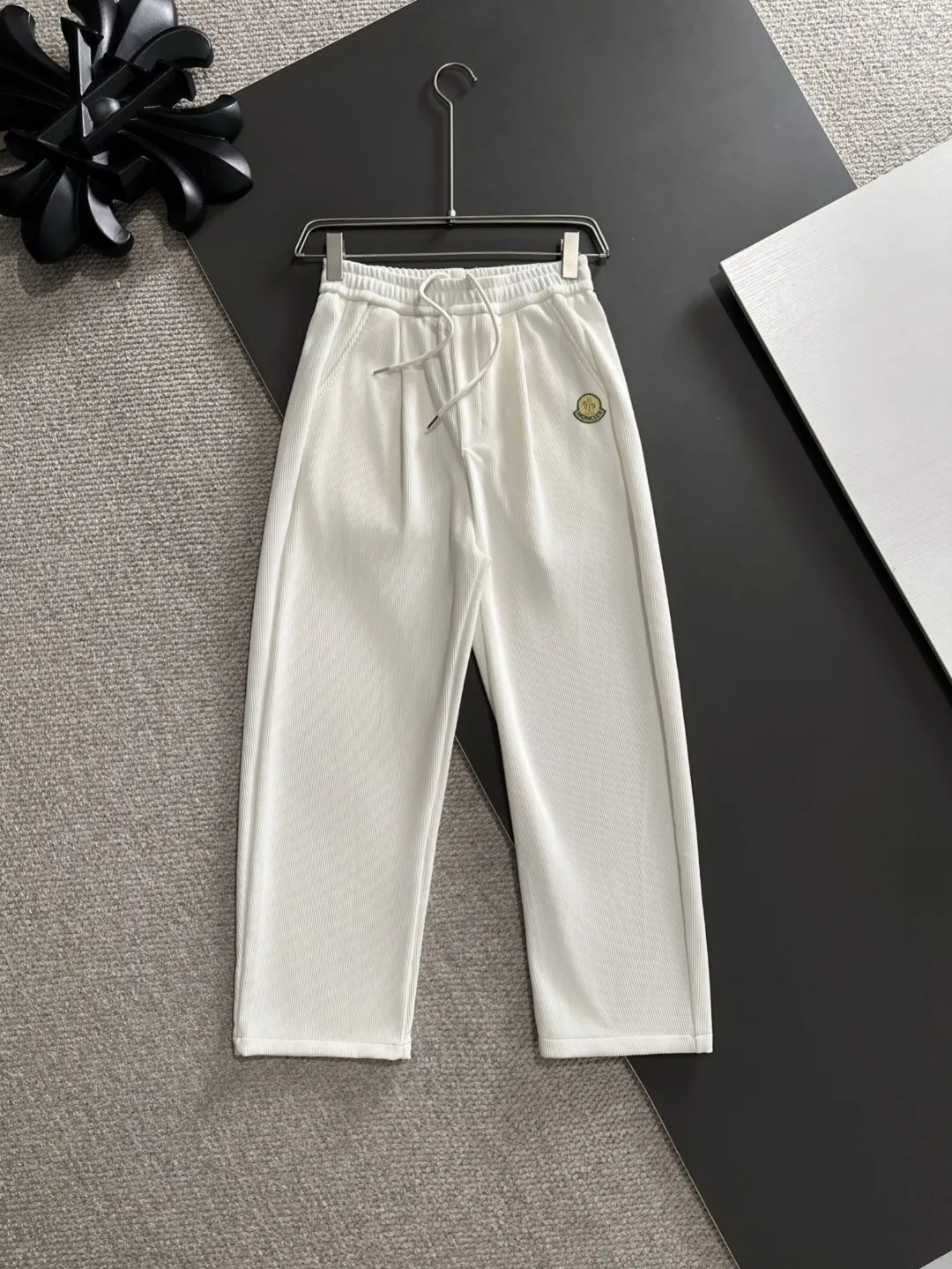 Next day shipping P520 MONCLER/Mongolian high quality 2025 spring and summer new casual heavy industry trousers suit exclusively developed by yb! High quality production! Imported custom-made fabrics for foreign orders, with high breathability and comfort, impeccable details, brand element design concept, delicate and soft feel! It presents a casual cut and the upper body shape is great! On sale simultaneously on the official website! From a high-end men's positioning brand, the low-key luxury taste is irresistible! Exquisite workmanship and impeccable quality! The overall style is simple, fashionable and timeless, fully meeting the requirements of stylish and tasteful dressing! Size: M-XXXL