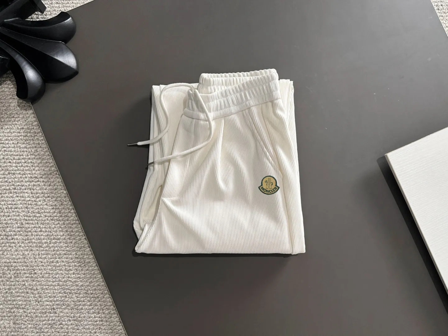 Next day shipping P520 MONCLER/Mongolian high quality 2025 spring and summer new casual heavy industry trousers suit exclusively developed by yb! High quality production! Imported custom-made fabrics for foreign orders, with high breathability and comfort, impeccable details, brand element design concept, delicate and soft feel! It presents a casual cut and the upper body shape is great! On sale simultaneously on the official website! From a high-end men's positioning brand, the low-key luxury taste is irresistible! Exquisite workmanship and impeccable quality! The overall style is simple, fashionable and timeless, fully meeting the requirements of stylish and tasteful dressing! Size: M-XXXL