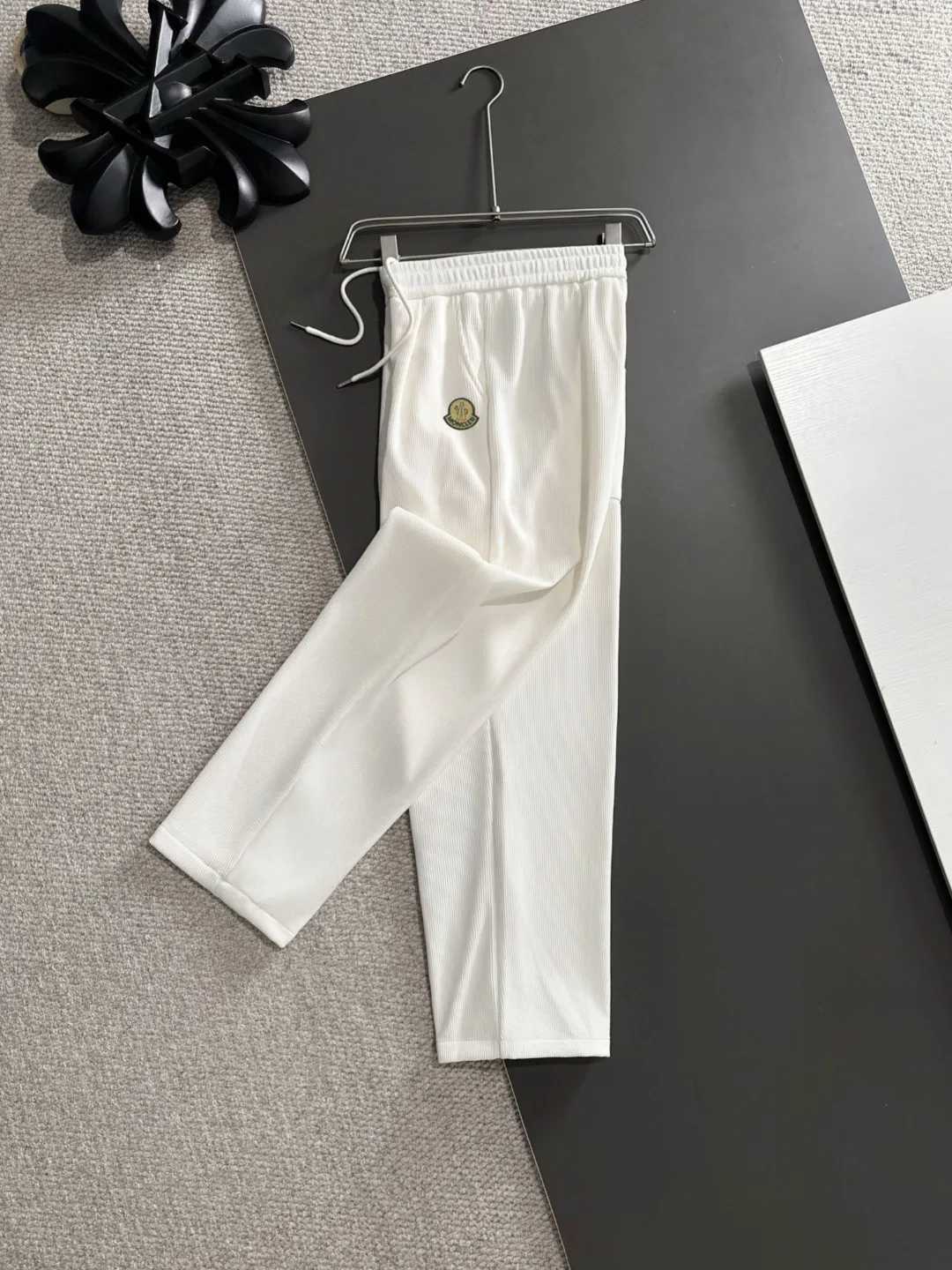 Next day shipping P520 MONCLER/Mongolian high quality 2025 spring and summer new casual heavy industry trousers suit exclusively developed by yb! High quality production! Imported custom-made fabrics for foreign orders, with high breathability and comfort, impeccable details, brand element design concept, delicate and soft feel! It presents a casual cut and the upper body shape is great! On sale simultaneously on the official website! From a high-end men's positioning brand, the low-key luxury taste is irresistible! Exquisite workmanship and impeccable quality! The overall style is simple, fashionable and timeless, fully meeting the requirements of stylish and tasteful dressing! Size: M-XXXL