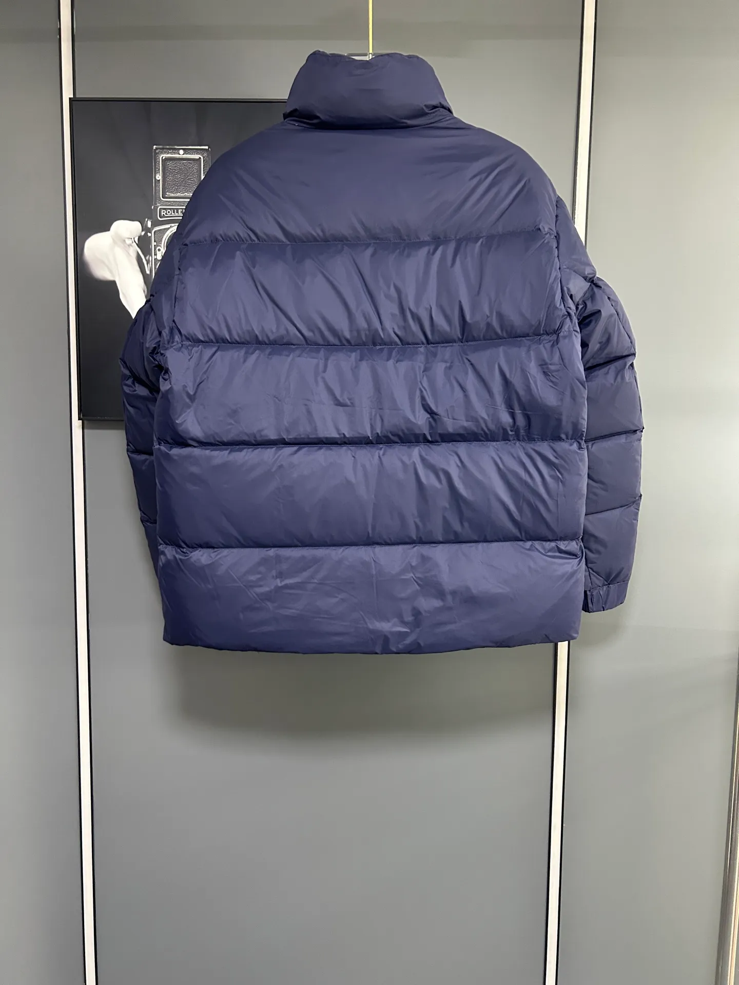 P660 Moncler Citala short men's down jacket jacket. Filled with premium European duck neck down. With a fill power of 850+, the Citala men's short down jacket is made of pop-colored lightweight fabric, highlighting the vitality of the series.  Made from lightweight nylon with a longue saison lining, the Citala down jacket is comfortable and warm without being bulky. This cropped down jacket has a comfortable fit, a signature turtleneck and a quilted, checkered silhouette. Details Made from lightweight nylon fabric, zipper closure, zippered pockets, elastic cuffs and hem Color: Navy Size: M-3XL