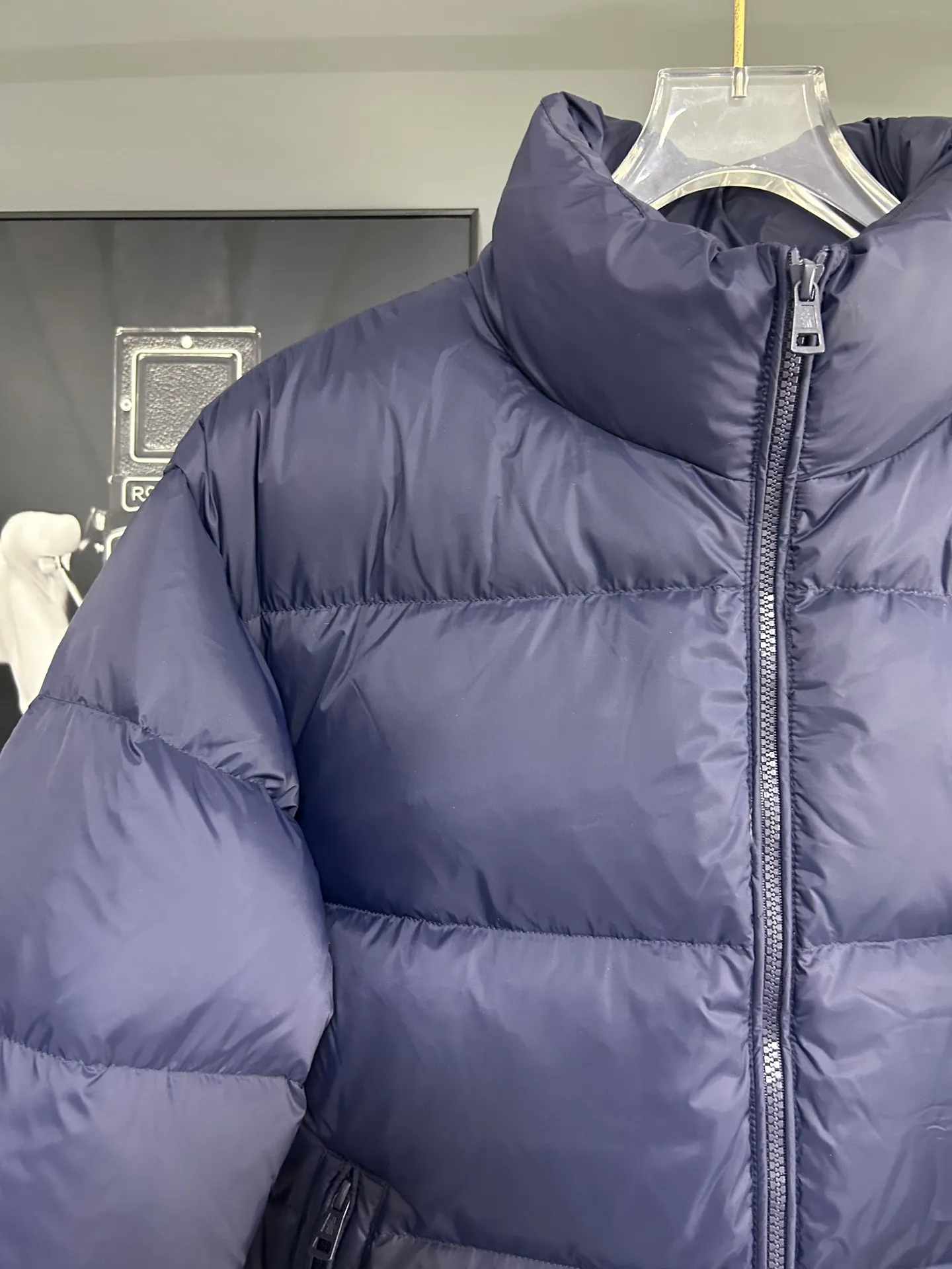 P660 Moncler Citala short men's down jacket jacket. Filled with premium European duck neck down. With a fill power of 850+, the Citala men's short down jacket is made of pop-colored lightweight fabric, highlighting the vitality of the series.  Made from lightweight nylon with a longue saison lining, the Citala down jacket is comfortable and warm without being bulky. This cropped down jacket has a comfortable fit, a signature turtleneck and a quilted, checkered silhouette. Details Made from lightweight nylon fabric, zipper closure, zippered pockets, elastic cuffs and hem Color: Navy Size: M-3XL
