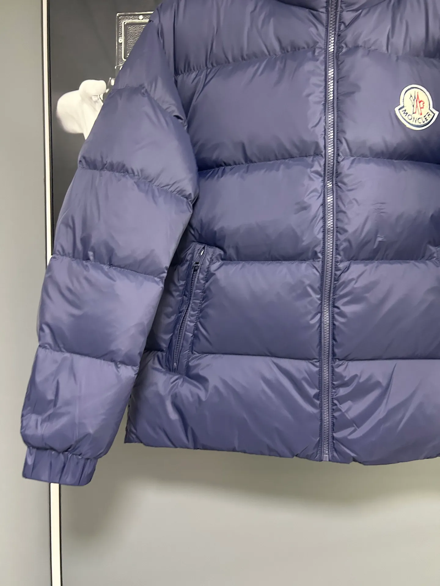 P660 Moncler Citala short men's down jacket jacket. Filled with premium European duck neck down. With a fill power of 850+, the Citala men's short down jacket is made of pop-colored lightweight fabric, highlighting the vitality of the series.  Made from lightweight nylon with a longue saison lining, the Citala down jacket is comfortable and warm without being bulky. This cropped down jacket has a comfortable fit, a signature turtleneck and a quilted, checkered silhouette. Details Made from lightweight nylon fabric, zipper closure, zippered pockets, elastic cuffs and hem Color: Navy Size: M-3XL