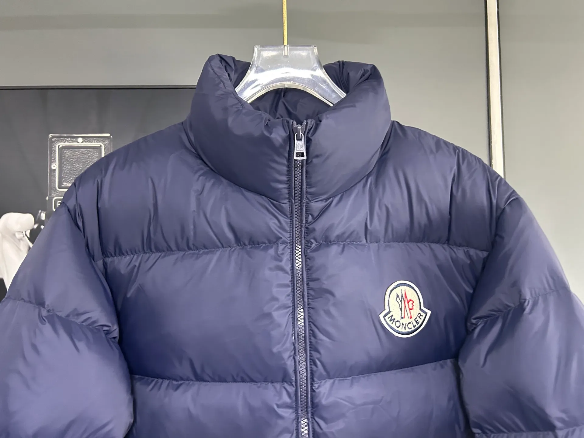 P660 Moncler Citala short men's down jacket jacket. Filled with premium European duck neck down. With a fill power of 850+, the Citala men's short down jacket is made of pop-colored lightweight fabric, highlighting the vitality of the series.  Made from lightweight nylon with a longue saison lining, the Citala down jacket is comfortable and warm without being bulky. This cropped down jacket has a comfortable fit, a signature turtleneck and a quilted, checkered silhouette. Details Made from lightweight nylon fabric, zipper closure, zippered pockets, elastic cuffs and hem Color: Navy Size: M-3XL