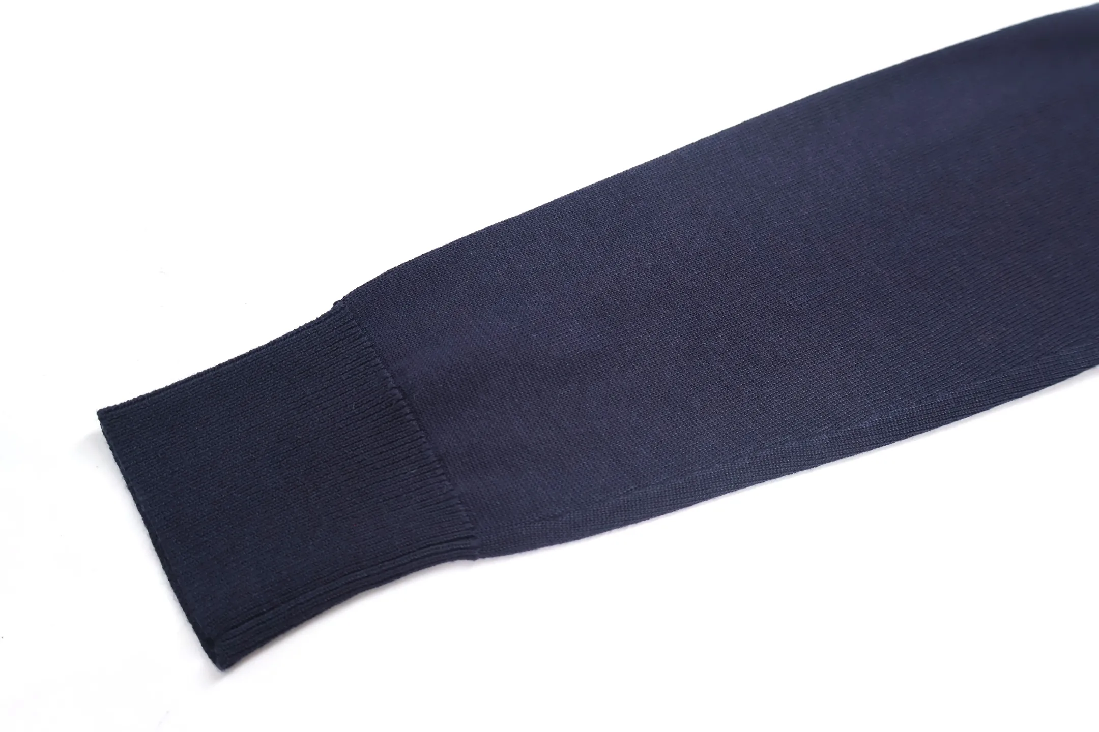 P440 Exclusive supply] Moncler color-blocked shoulder knitted sweater (navy blue). The original version was purchased and developed at 5550. It is spun with custom-dyed navy blue pure cotton yarn, and the computer plate-making positioning jacquard red and white color-blocked shoulder pattern. Made with imported 16-needle knitting machine. The small mark on the arm is embroidered with red and blue insignia using a BEHRINGER imported embroidery machine, and then a Czech sewing machine is used to sew the upper body side by side. Size:M/L/XL/XXL