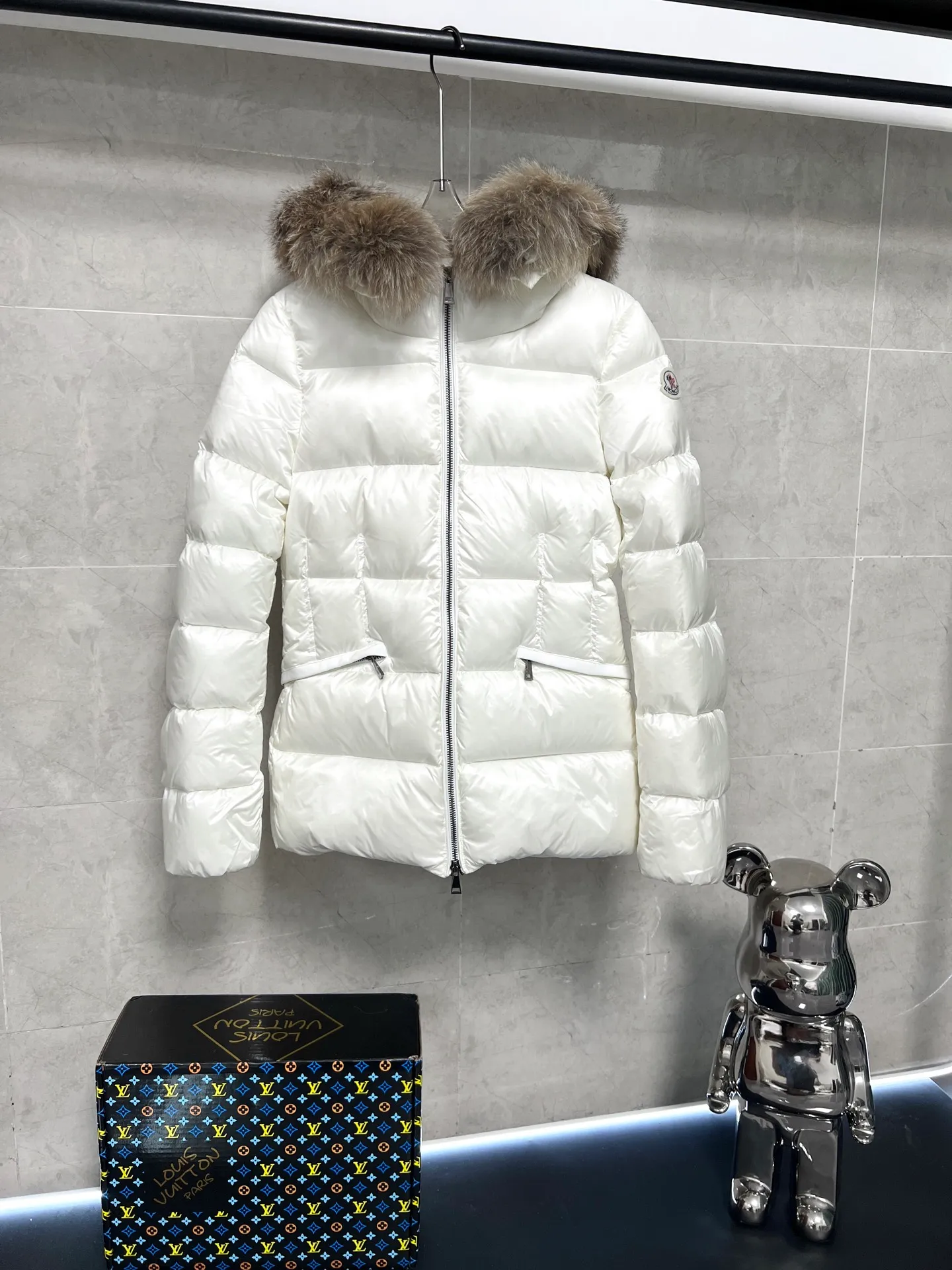 P1040 Moncler's new fur collar hooded waisted down jacket. The slim cut highlights the fluffy temperament of this down jacket. It is light and neat without any bloat. The fur collar at the neck is very textured. It is super slim and reduces your age. It is both warm and fashionable. It is definitely a versatile and unmistakable warm weapon for daily outings. Size: 1234