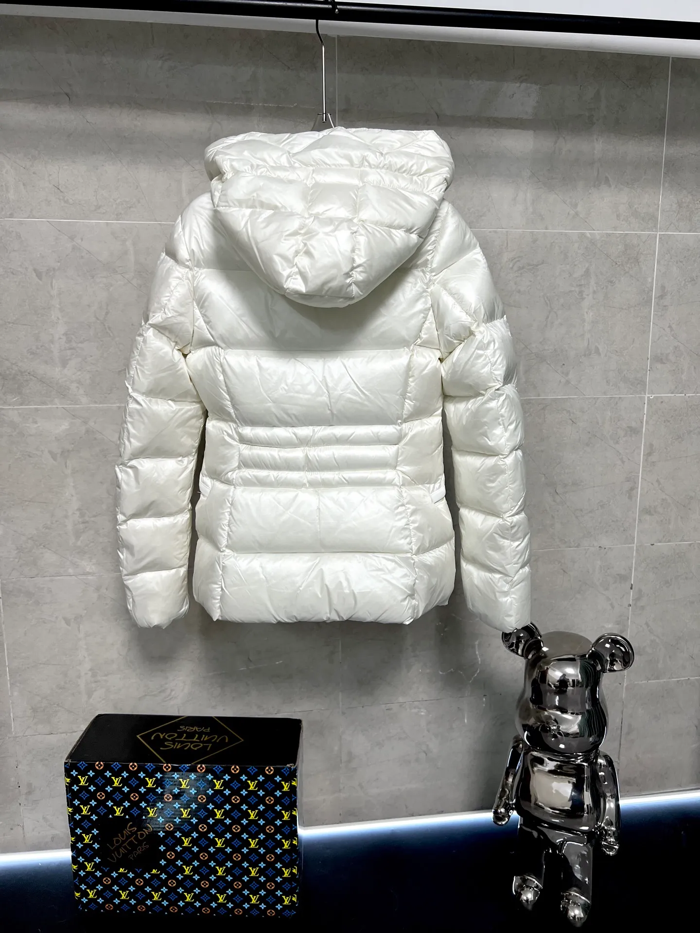 P1040 Moncler's new fur collar hooded waisted down jacket. The slim cut highlights the fluffy temperament of this down jacket. It is light and neat without any bloat. The fur collar at the neck is very textured. It is super slim and reduces your age. It is both warm and fashionable. It is definitely a versatile and unmistakable warm weapon for daily outings. Size: 1234