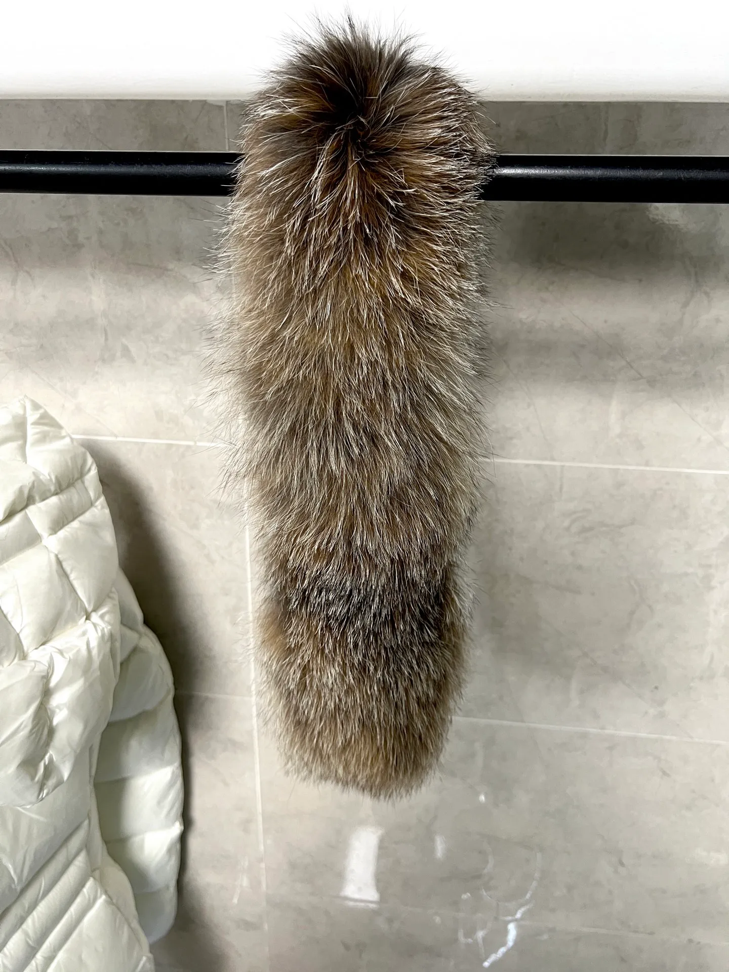 P1040 Moncler's new fur collar hooded waisted down jacket. The slim cut highlights the fluffy temperament of this down jacket. It is light and neat without any bloat. The fur collar at the neck is very textured. It is super slim and reduces your age. It is both warm and fashionable. It is definitely a versatile and unmistakable warm weapon for daily outings. Size: 1234