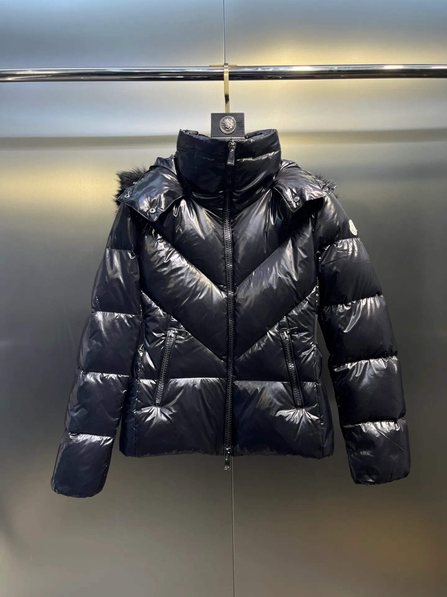 P920 Moncler Celac🌟Short Down Jacket Super large tops, super effective large V-shaped design style, suitable for everyone's dressing style, elastic waistband makes it slimmer, 90% duck down filling, complete with three standards. Color: Black White Size: 1234