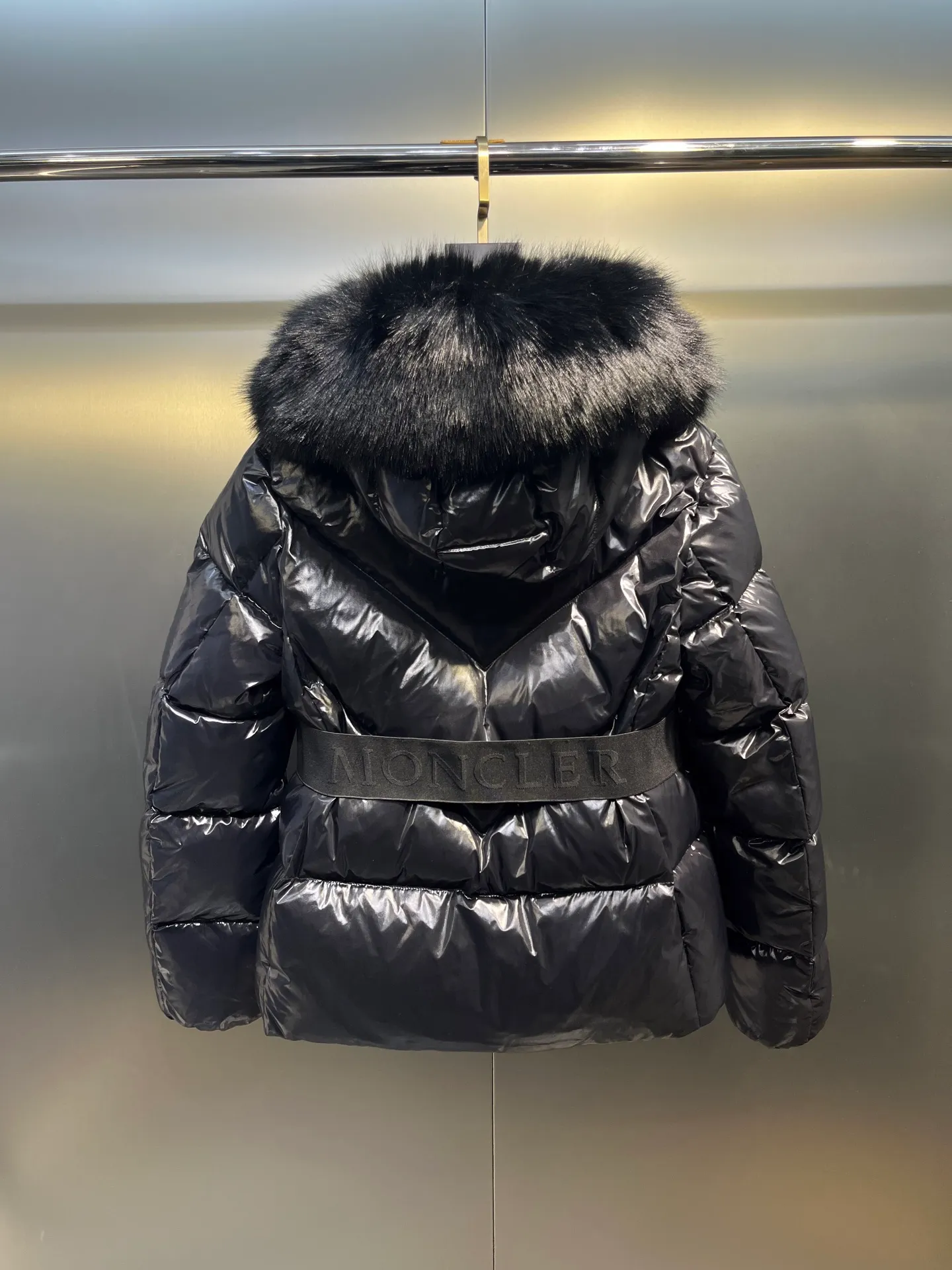 P920 Moncler Celac🌟Short Down Jacket Super large tops, super effective large V-shaped design style, suitable for everyone's dressing style, elastic waistband makes it slimmer, 90% duck down filling, complete with three standards. Color: Black White Size: 1234