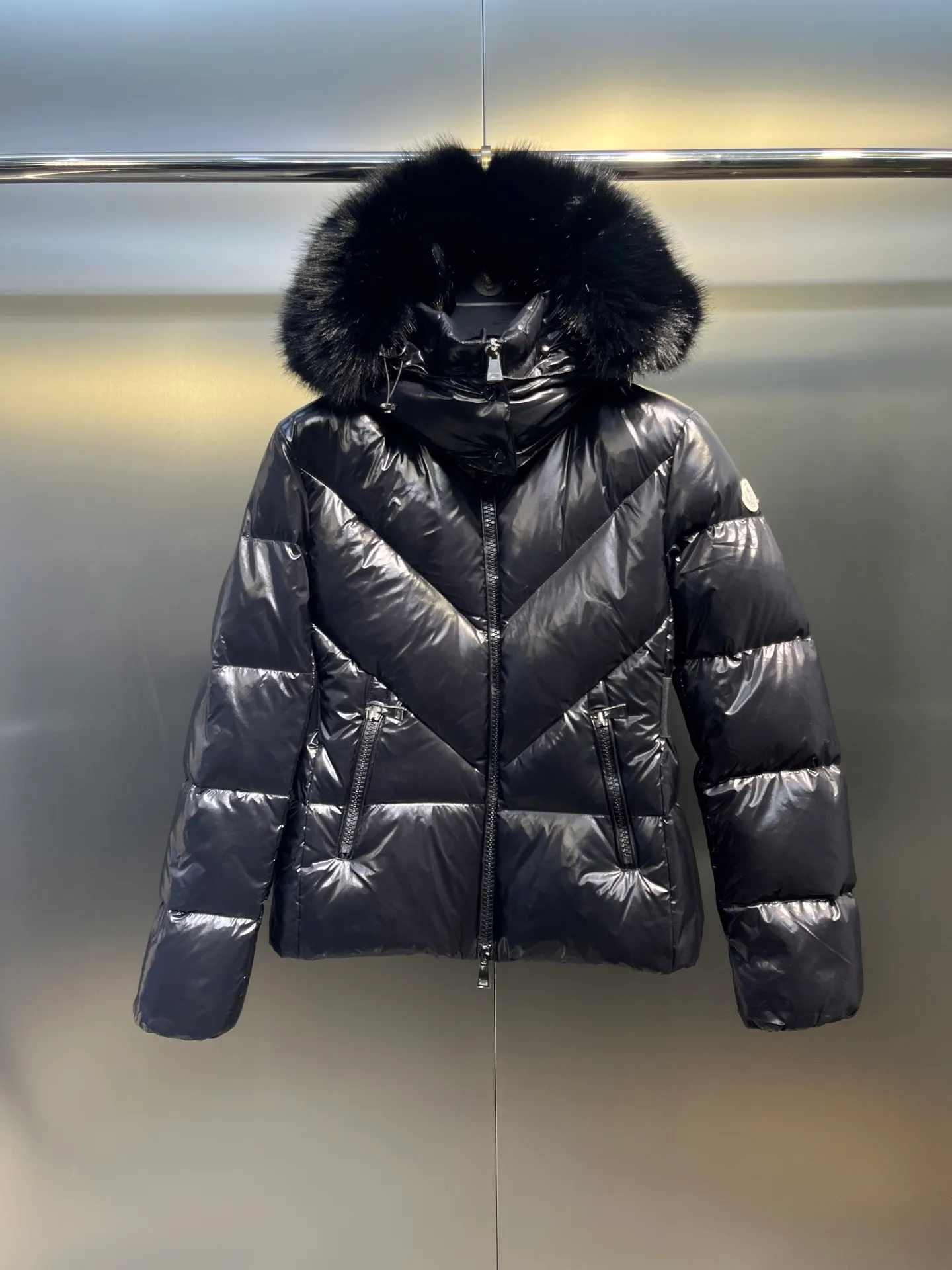 P920 Moncler Celac🌟Short Down Jacket Super large tops, super effective large V-shaped design style, suitable for everyone's dressing style, elastic waistband makes it slimmer, 90% duck down filling, complete with three standards. Color: Black White Size: 1234