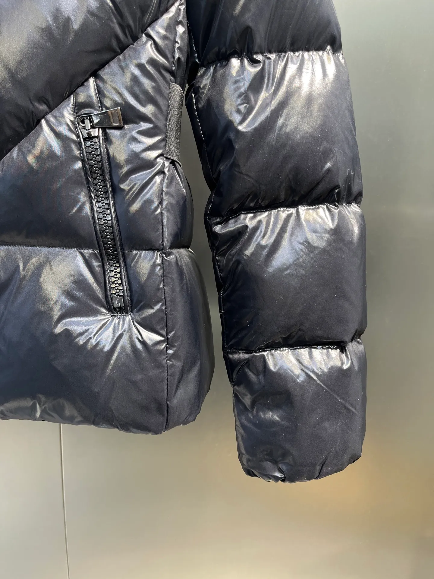 P920 Moncler Celac🌟Short Down Jacket Super large tops, super effective large V-shaped design style, suitable for everyone's dressing style, elastic waistband makes it slimmer, 90% duck down filling, complete with three standards. Color: Black White Size: 1234