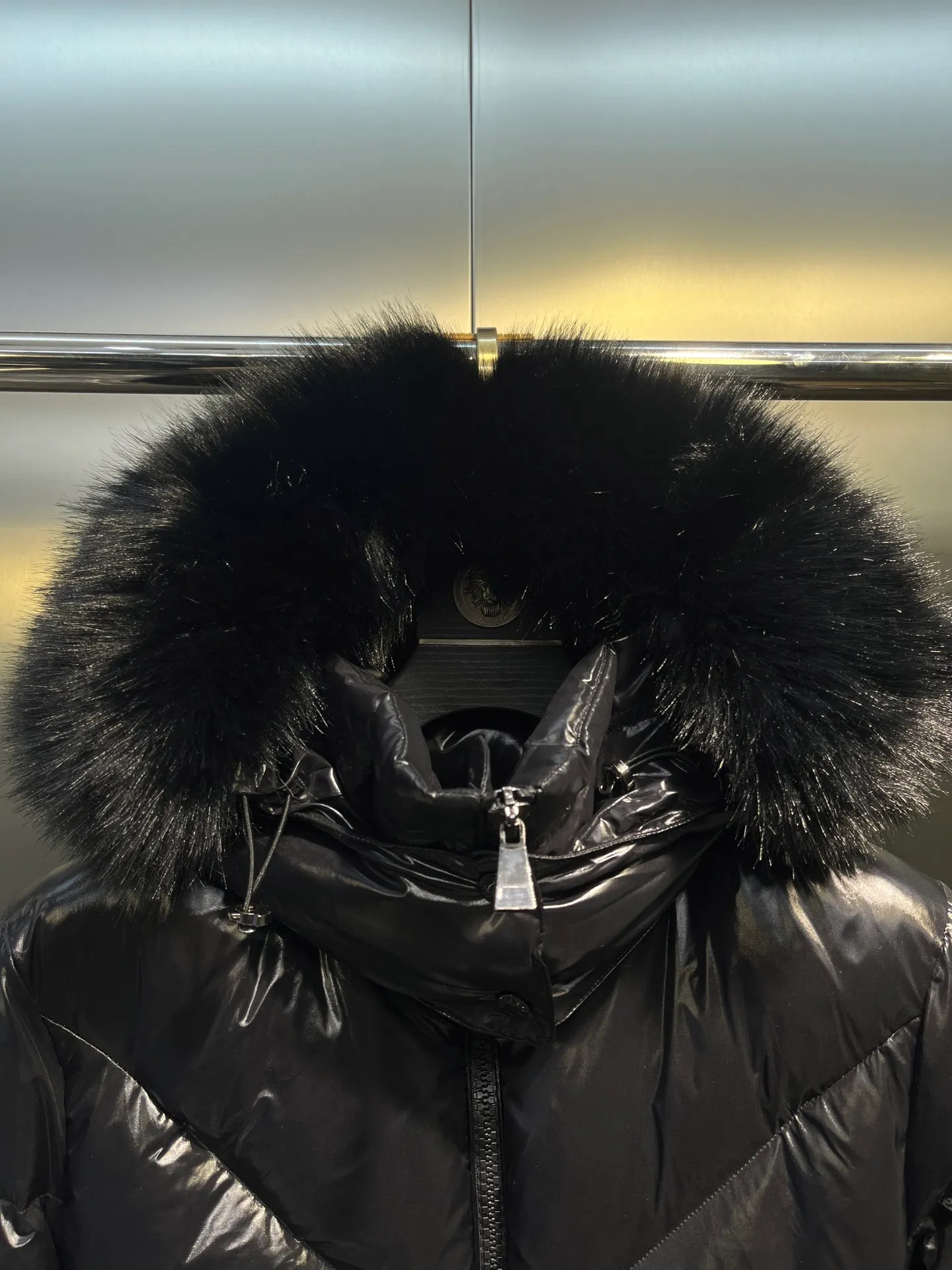 P920 Moncler Celac🌟Short Down Jacket Super large tops, super effective large V-shaped design style, suitable for everyone's dressing style, elastic waistband makes it slimmer, 90% duck down filling, complete with three standards. Color: Black White Size: 1234