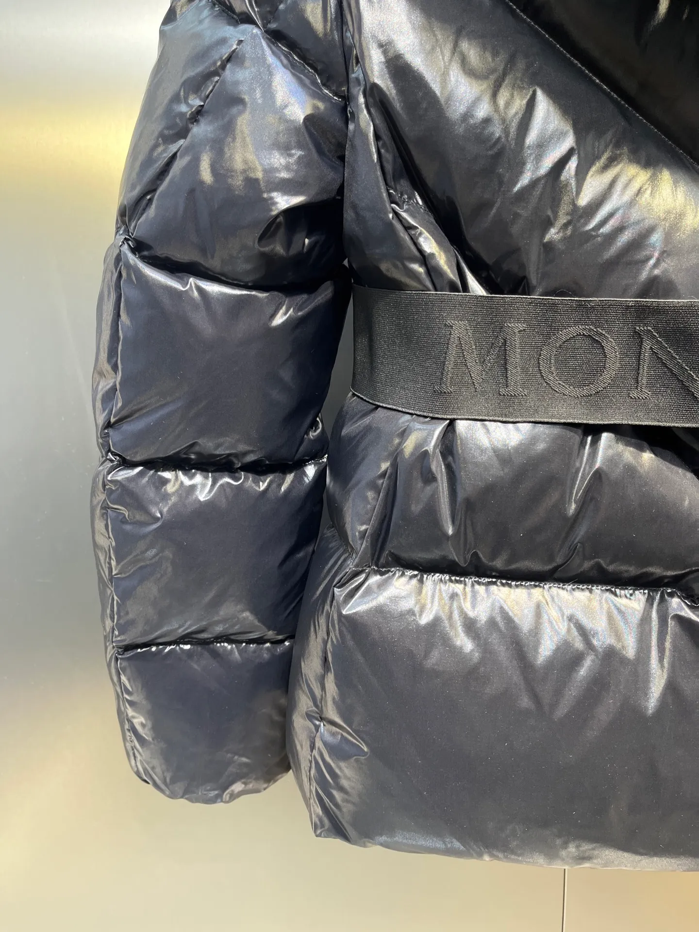 P920 Moncler Celac🌟Short Down Jacket Super large tops, super effective large V-shaped design style, suitable for everyone's dressing style, elastic waistband makes it slimmer, 90% duck down filling, complete with three standards. Color: Black White Size: 1234