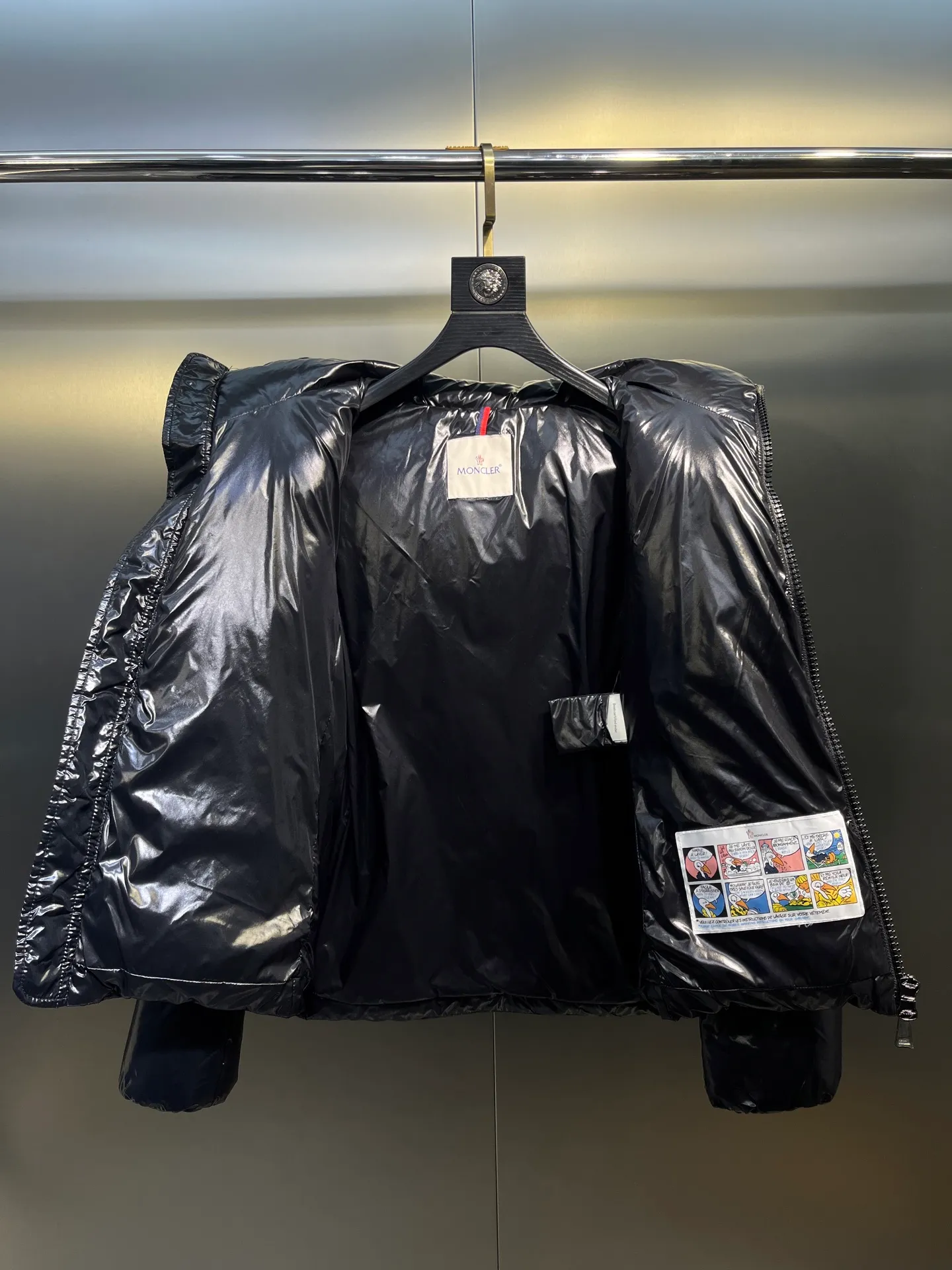 P920 Moncler Celac🌟Short Down Jacket Super large tops, super effective large V-shaped design style, suitable for everyone's dressing style, elastic waistband makes it slimmer, 90% duck down filling, complete with three standards. Color: Black White Size: 1234