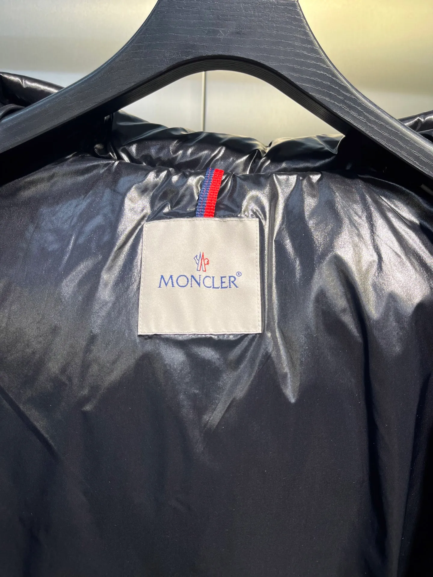 P920 Moncler Celac🌟Short Down Jacket Super large tops, super effective large V-shaped design style, suitable for everyone's dressing style, elastic waistband makes it slimmer, 90% duck down filling, complete with three standards. Color: Black White Size: 1234