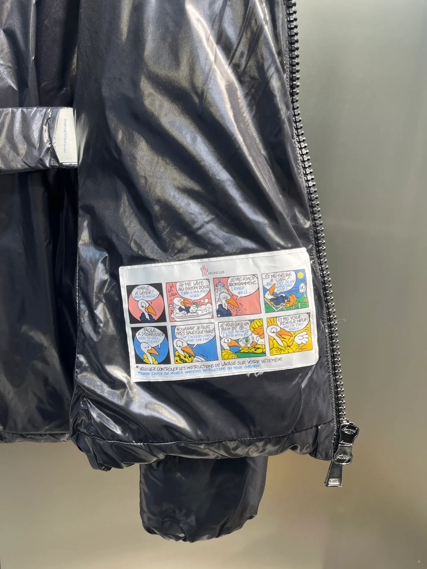 P920 Moncler Celac🌟Short Down Jacket Super large tops, super effective large V-shaped design style, suitable for everyone's dressing style, elastic waistband makes it slimmer, 90% duck down filling, complete with three standards. Color: Black White Size: 1234