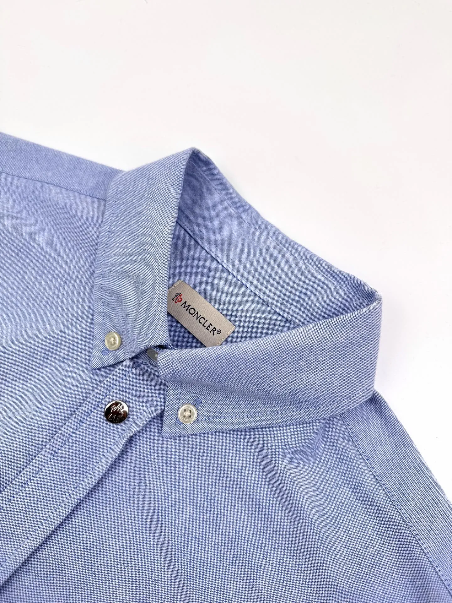 P400 Moncler logo embroidered Oxford cotton shirt. Custom-dyed moire pure cotton Oxford fabric. Soft and delicate like clouds. Use foggy gray light blue as the pen to write the elegant color philosophy of the mountains on the pure cotton fabric. Taken from nature, higher than natural tonal design. Moncler Archive embroidery embellishment on the chest. The seemingly casual handwriting embroidery is actually Moncler's attitude towards the brand. Find a balance between relaxation and stiffness. Every step is like interpreting the dance of the human body and clothing. Process 1: Adopt imported machine embroidery technology and use advanced computer control systems and precision mechanical components to achieve Moncler embroidery operations with high precision and smooth and delicate lines. Process 2: The fabrics have been sand washed for better hand feel and texture. Not easy to deform, not easy to shrink, not easy to fade, and maintain long-term beauty. Accessories: Customized 1:1 Moncler snap buttons Customized 1:1 Moncler buttons Customized 1:1 Moncler trademark Version: Loose version Size: S M L XL Style number: BB727