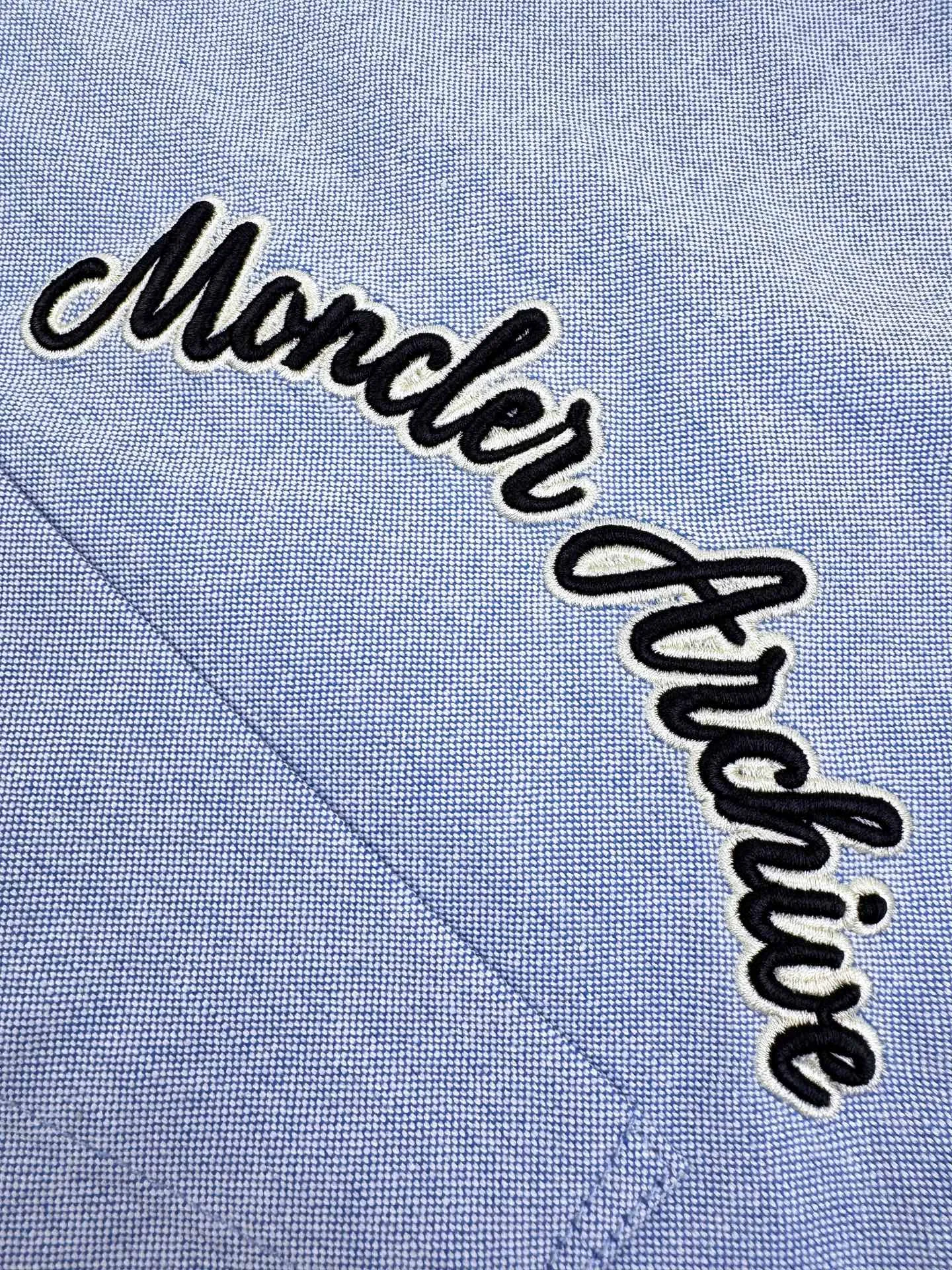 P400 Moncler logo embroidered Oxford cotton shirt. Custom-dyed moire pure cotton Oxford fabric. Soft and delicate like clouds. Use foggy gray light blue as the pen to write the elegant color philosophy of the mountains on the pure cotton fabric. Taken from nature, higher than natural tonal design. Moncler Archive embroidery embellishment on the chest. The seemingly casual handwriting embroidery is actually Moncler's attitude towards the brand. Find a balance between relaxation and stiffness. Every step is like interpreting the dance of the human body and clothing. Process 1: Adopt imported machine embroidery technology and use advanced computer control systems and precision mechanical components to achieve Moncler embroidery operations with high precision and smooth and delicate lines. Process 2: The fabrics have been sand washed for better hand feel and texture. Not easy to deform, not easy to shrink, not easy to fade, and maintain long-term beauty. Accessories: Customized 1:1 Moncler snap buttons Customized 1:1 Moncler buttons Customized 1:1 Moncler trademark Version: Loose version Size: S M L XL Style number: BB727